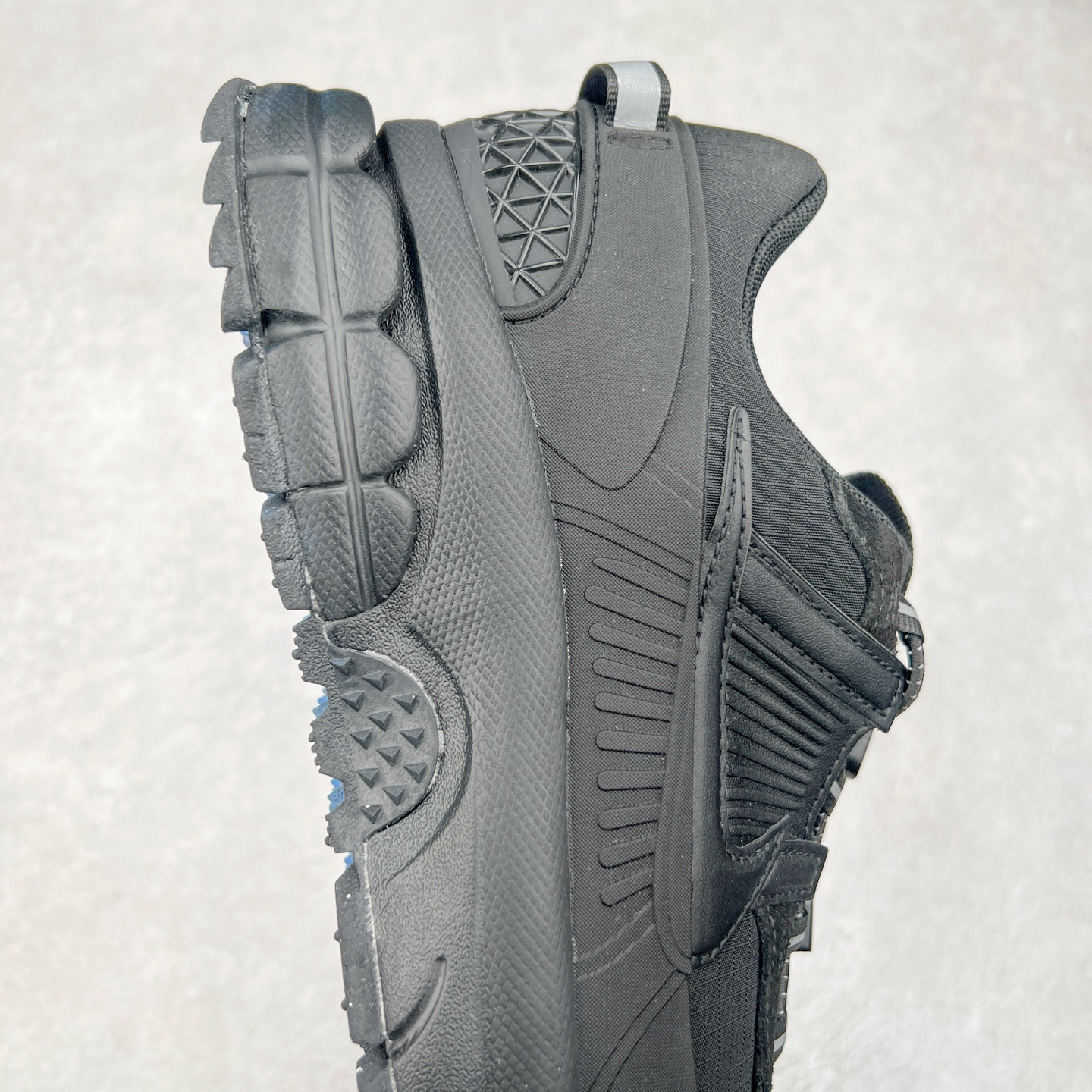 图片[6]-NK Zoom Vomero 5 Roam 佛莫罗5代徒步版系列经典复古增高厚底休闲运动慢跑鞋 HQ2181-004 Vomero Roam「漫游鞋」舒适性典范 工学拒水鞋面+ Air Zoom缓震配置无惧雨水 不受天气左右 助你灵活迈步 再加上厚实衬里和橡胶挡泥片 有效御寒不厚重 雨天照样利落出街 中性色调搭配简洁织物 打造百搭属性低调出街or高调亮相 都看你的男女同款不同色 轻松get多元风格 尺码：36 36.5 37.5 38 38.5 39 40 40.5 41 42 42.5 43 44 44.5 45-选品中心