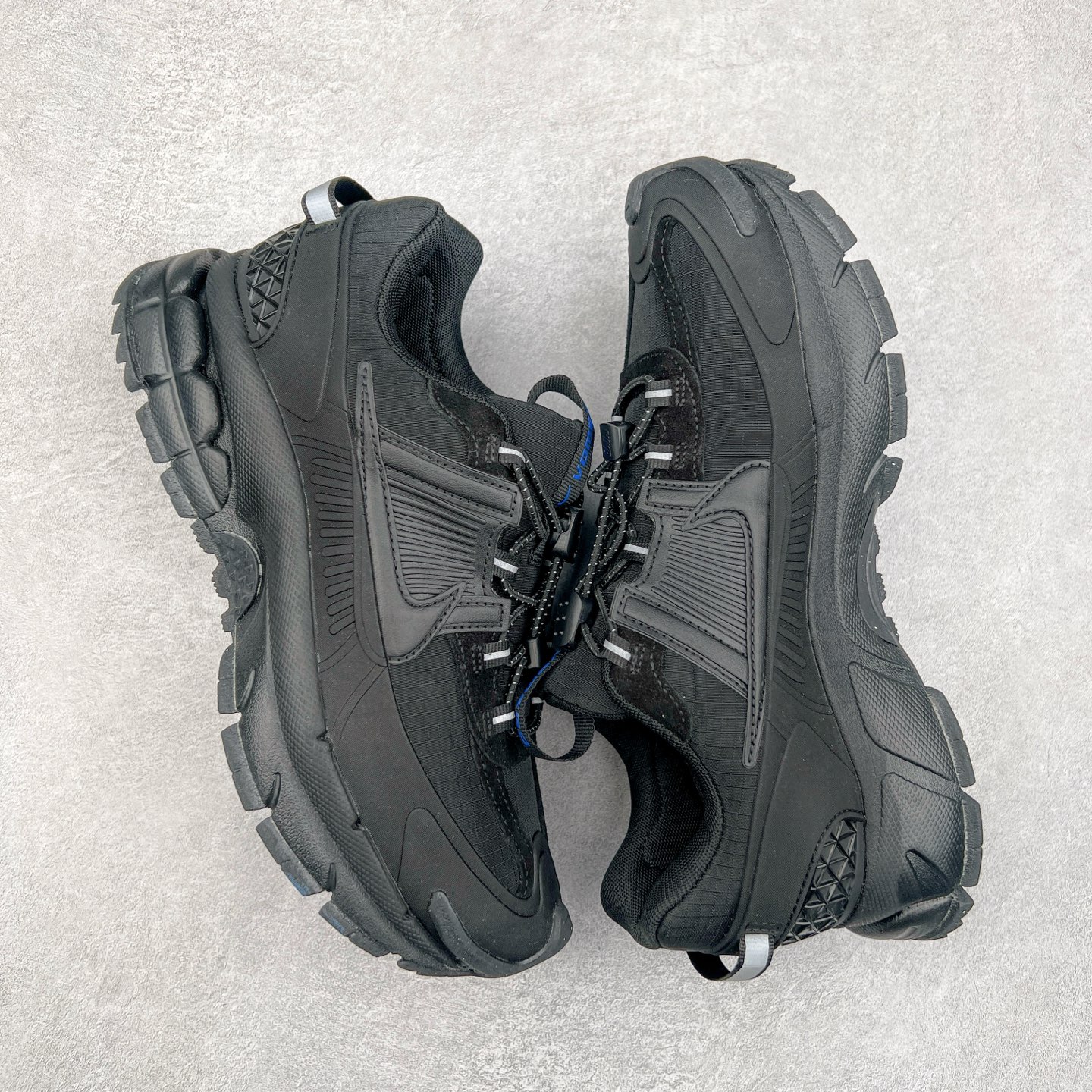 图片[3]-NK Zoom Vomero 5 Roam 佛莫罗5代徒步版系列经典复古增高厚底休闲运动慢跑鞋 HQ2181-004 Vomero Roam「漫游鞋」舒适性典范 工学拒水鞋面+ Air Zoom缓震配置无惧雨水 不受天气左右 助你灵活迈步 再加上厚实衬里和橡胶挡泥片 有效御寒不厚重 雨天照样利落出街 中性色调搭配简洁织物 打造百搭属性低调出街or高调亮相 都看你的男女同款不同色 轻松get多元风格 尺码：36 36.5 37.5 38 38.5 39 40 40.5 41 42 42.5 43 44 44.5 45-选品中心