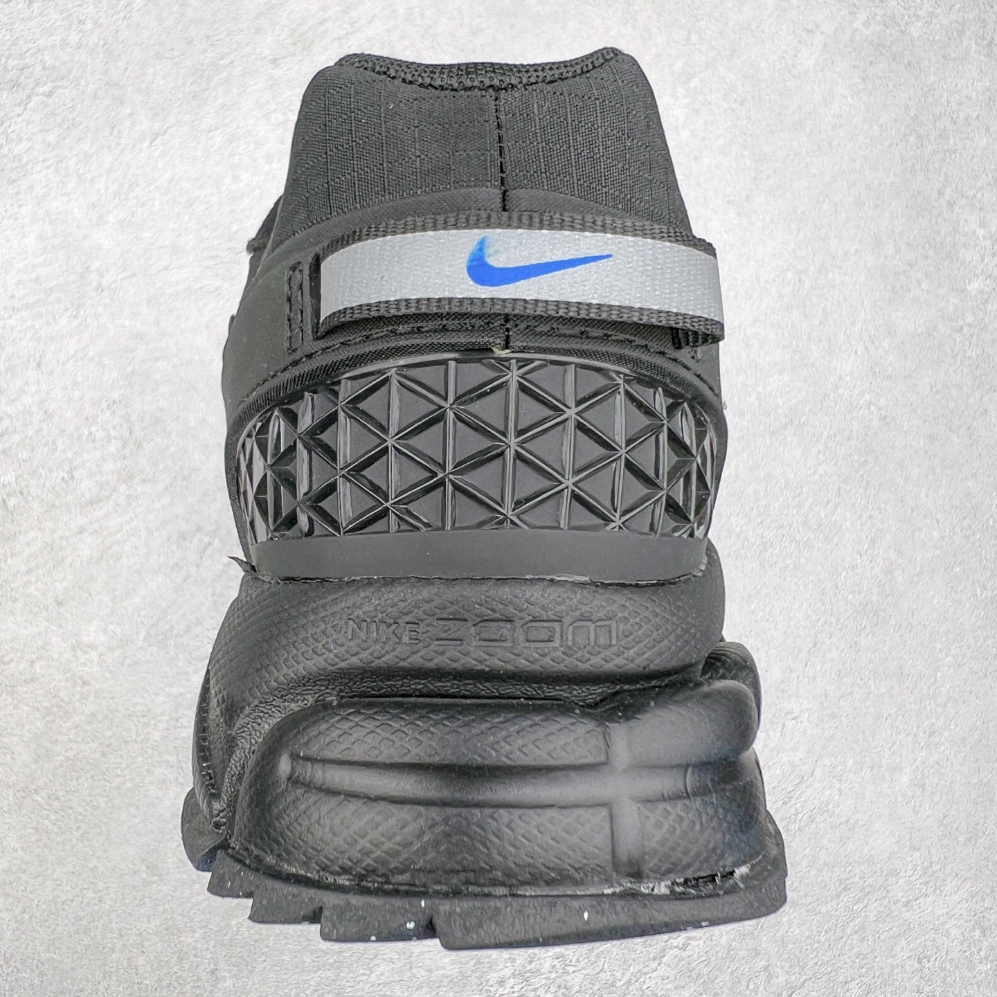 图片[8]-NK Zoom Vomero 5 Roam 佛莫罗5代徒步版系列经典复古增高厚底休闲运动慢跑鞋 HQ2181-004 Vomero Roam「漫游鞋」舒适性典范 工学拒水鞋面+ Air Zoom缓震配置无惧雨水 不受天气左右 助你灵活迈步 再加上厚实衬里和橡胶挡泥片 有效御寒不厚重 雨天照样利落出街 中性色调搭配简洁织物 打造百搭属性低调出街or高调亮相 都看你的男女同款不同色 轻松get多元风格 尺码：36 36.5 37.5 38 38.5 39 40 40.5 41 42 42.5 43 44 44.5 45-选品中心