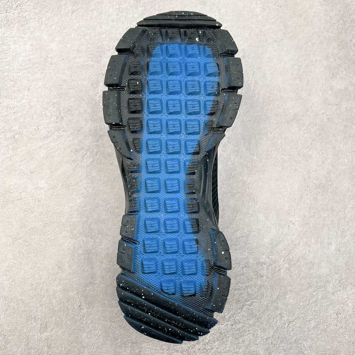 图片[9]-NK Zoom Vomero 5 Roam 佛莫罗5代徒步版系列经典复古增高厚底休闲运动慢跑鞋 HQ2181-004 Vomero Roam「漫游鞋」舒适性典范 工学拒水鞋面+ Air Zoom缓震配置无惧雨水 不受天气左右 助你灵活迈步 再加上厚实衬里和橡胶挡泥片 有效御寒不厚重 雨天照样利落出街 中性色调搭配简洁织物 打造百搭属性低调出街or高调亮相 都看你的男女同款不同色 轻松get多元风格 尺码：36 36.5 37.5 38 38.5 39 40 40.5 41 42 42.5 43 44 44.5 45-选品中心