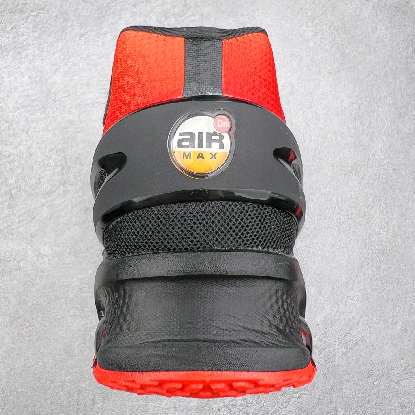 图片[8]-NK Air Max DN8 全掌科技气垫缓震运动跑鞋 FQ7860-004 DN8的核心亮点在于其八腔气垫结构 根据不同部位设定的气压值专为行走设计 提供卓越的舒适感 鞋面的设计让人联想到上世纪90年代末至2000年代初的多款Air Max 中底上系列圆形孔洞引发了热议 不少人将其与竞争品牌的缓震技术进行比较 例如K-SWISS 2010年代初推出的Tubes技 及以多孔鞋底闻名的品牌 尺码：36 36.5 37.5 38 38.5 39 40 40.5 41 42 42.5 43 44 44.5 45-选品中心