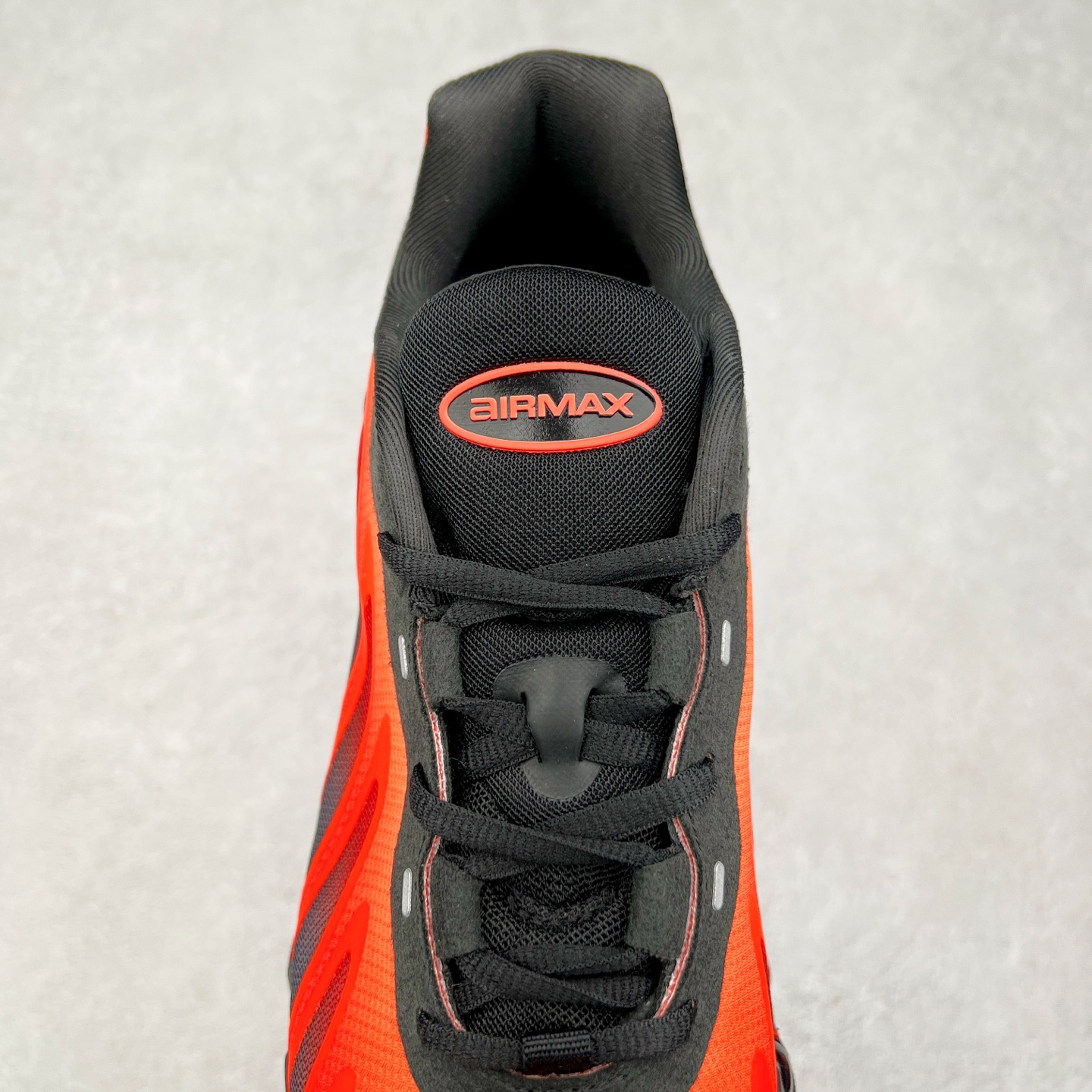 图片[5]-NK Air Max DN8 全掌科技气垫缓震运动跑鞋 FQ7860-004 DN8的核心亮点在于其八腔气垫结构 根据不同部位设定的气压值专为行走设计 提供卓越的舒适感 鞋面的设计让人联想到上世纪90年代末至2000年代初的多款Air Max 中底上系列圆形孔洞引发了热议 不少人将其与竞争品牌的缓震技术进行比较 例如K-SWISS 2010年代初推出的Tubes技 及以多孔鞋底闻名的品牌 尺码：36 36.5 37.5 38 38.5 39 40 40.5 41 42 42.5 43 44 44.5 45-选品中心