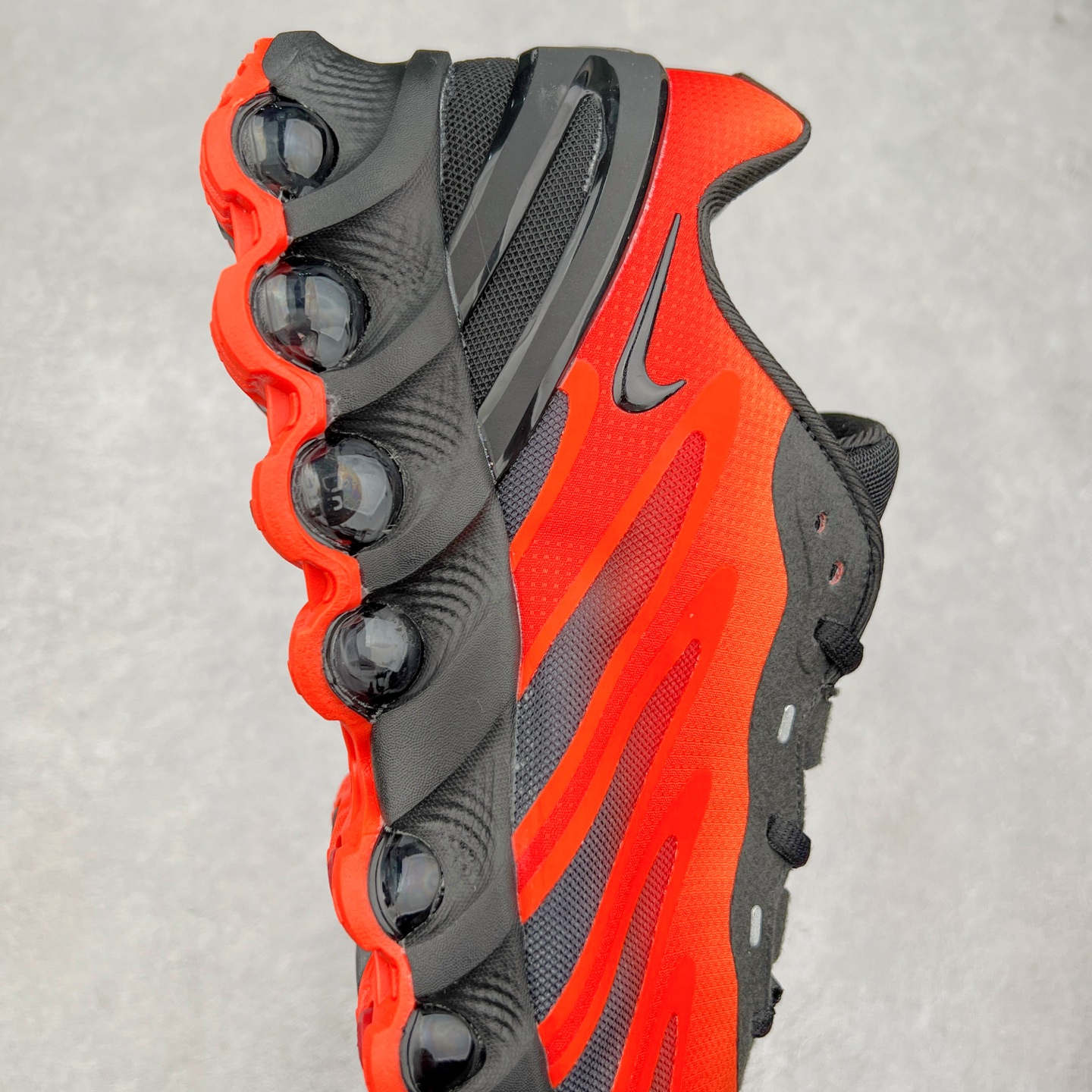 图片[6]-NK Air Max DN8 全掌科技气垫缓震运动跑鞋 FQ7860-004 DN8的核心亮点在于其八腔气垫结构 根据不同部位设定的气压值专为行走设计 提供卓越的舒适感 鞋面的设计让人联想到上世纪90年代末至2000年代初的多款Air Max 中底上系列圆形孔洞引发了热议 不少人将其与竞争品牌的缓震技术进行比较 例如K-SWISS 2010年代初推出的Tubes技 及以多孔鞋底闻名的品牌 尺码：36 36.5 37.5 38 38.5 39 40 40.5 41 42 42.5 43 44 44.5 45-选品中心