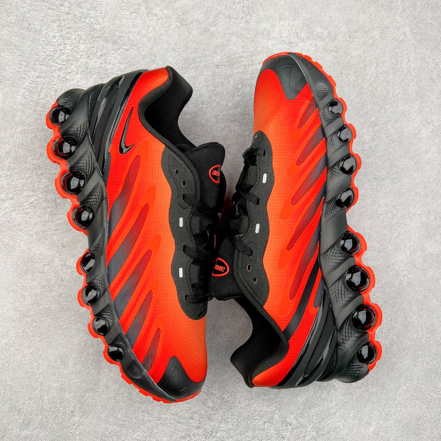 图片[3]-NK Air Max DN8 全掌科技气垫缓震运动跑鞋 FQ7860-004 DN8的核心亮点在于其八腔气垫结构 根据不同部位设定的气压值专为行走设计 提供卓越的舒适感 鞋面的设计让人联想到上世纪90年代末至2000年代初的多款Air Max 中底上系列圆形孔洞引发了热议 不少人将其与竞争品牌的缓震技术进行比较 例如K-SWISS 2010年代初推出的Tubes技 及以多孔鞋底闻名的品牌 尺码：36 36.5 37.5 38 38.5 39 40 40.5 41 42 42.5 43 44 44.5 45-选品中心