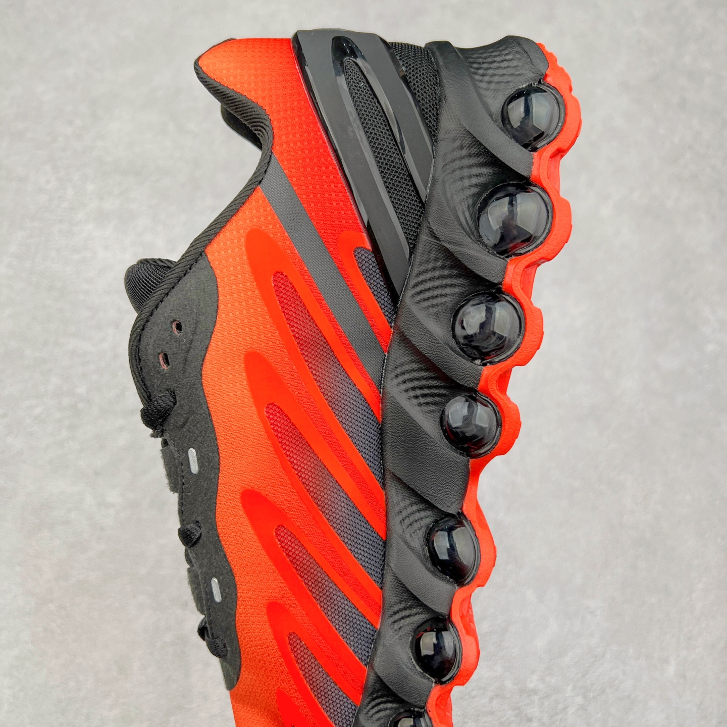 图片[7]-NK Air Max DN8 全掌科技气垫缓震运动跑鞋 FQ7860-004 DN8的核心亮点在于其八腔气垫结构 根据不同部位设定的气压值专为行走设计 提供卓越的舒适感 鞋面的设计让人联想到上世纪90年代末至2000年代初的多款Air Max 中底上系列圆形孔洞引发了热议 不少人将其与竞争品牌的缓震技术进行比较 例如K-SWISS 2010年代初推出的Tubes技 及以多孔鞋底闻名的品牌 尺码：36 36.5 37.5 38 38.5 39 40 40.5 41 42 42.5 43 44 44.5 45-选品中心