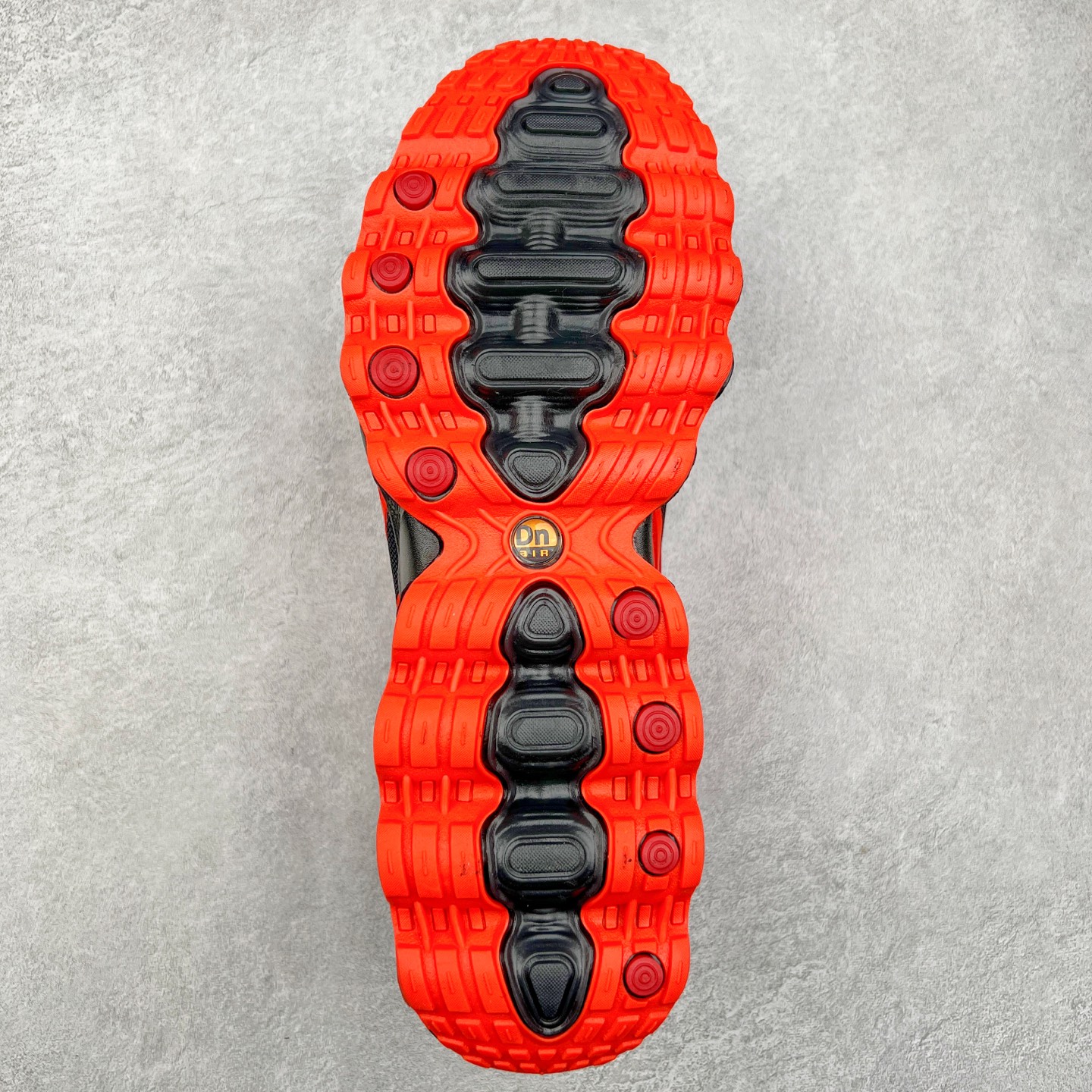 图片[9]-NK Air Max DN8 全掌科技气垫缓震运动跑鞋 FQ7860-004 DN8的核心亮点在于其八腔气垫结构 根据不同部位设定的气压值专为行走设计 提供卓越的舒适感 鞋面的设计让人联想到上世纪90年代末至2000年代初的多款Air Max 中底上系列圆形孔洞引发了热议 不少人将其与竞争品牌的缓震技术进行比较 例如K-SWISS 2010年代初推出的Tubes技 及以多孔鞋底闻名的品牌 尺码：36 36.5 37.5 38 38.5 39 40 40.5 41 42 42.5 43 44 44.5 45-选品中心