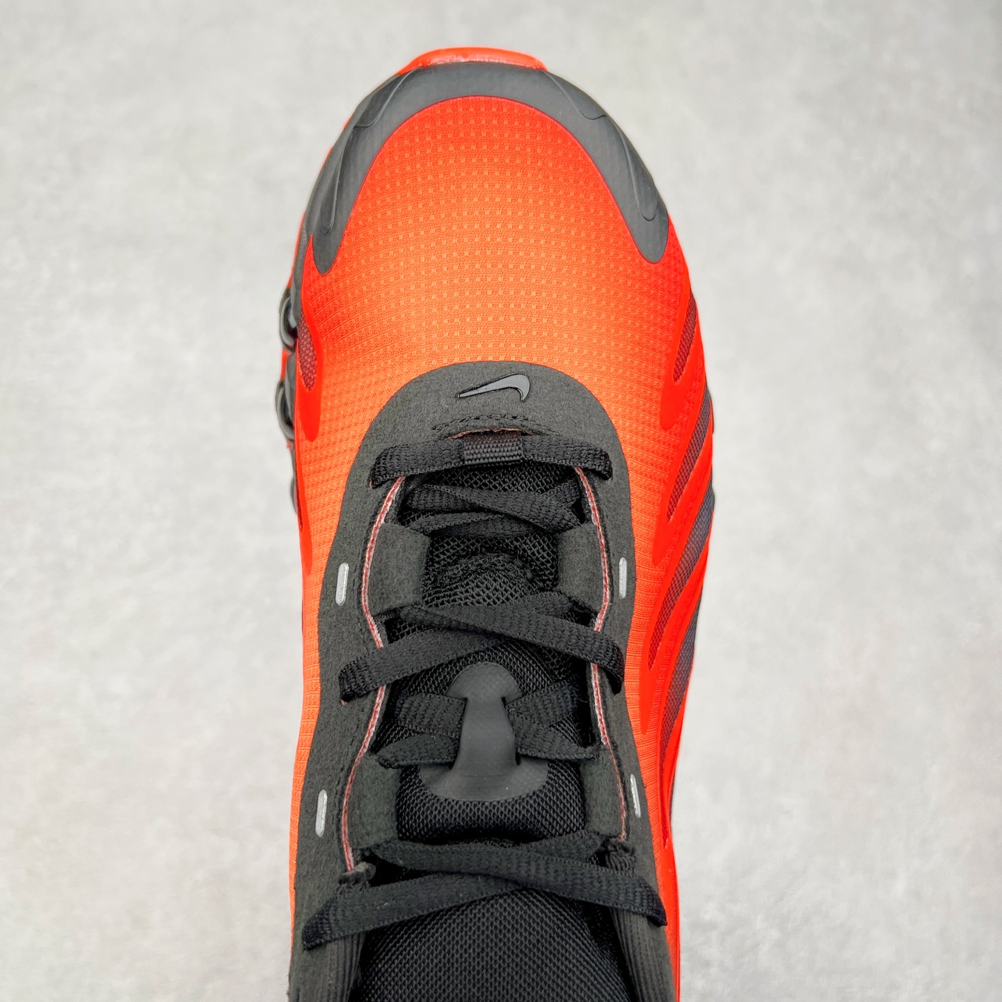 图片[4]-NK Air Max DN8 全掌科技气垫缓震运动跑鞋 FQ7860-004 DN8的核心亮点在于其八腔气垫结构 根据不同部位设定的气压值专为行走设计 提供卓越的舒适感 鞋面的设计让人联想到上世纪90年代末至2000年代初的多款Air Max 中底上系列圆形孔洞引发了热议 不少人将其与竞争品牌的缓震技术进行比较 例如K-SWISS 2010年代初推出的Tubes技 及以多孔鞋底闻名的品牌 尺码：36 36.5 37.5 38 38.5 39 40 40.5 41 42 42.5 43 44 44.5 45-选品中心