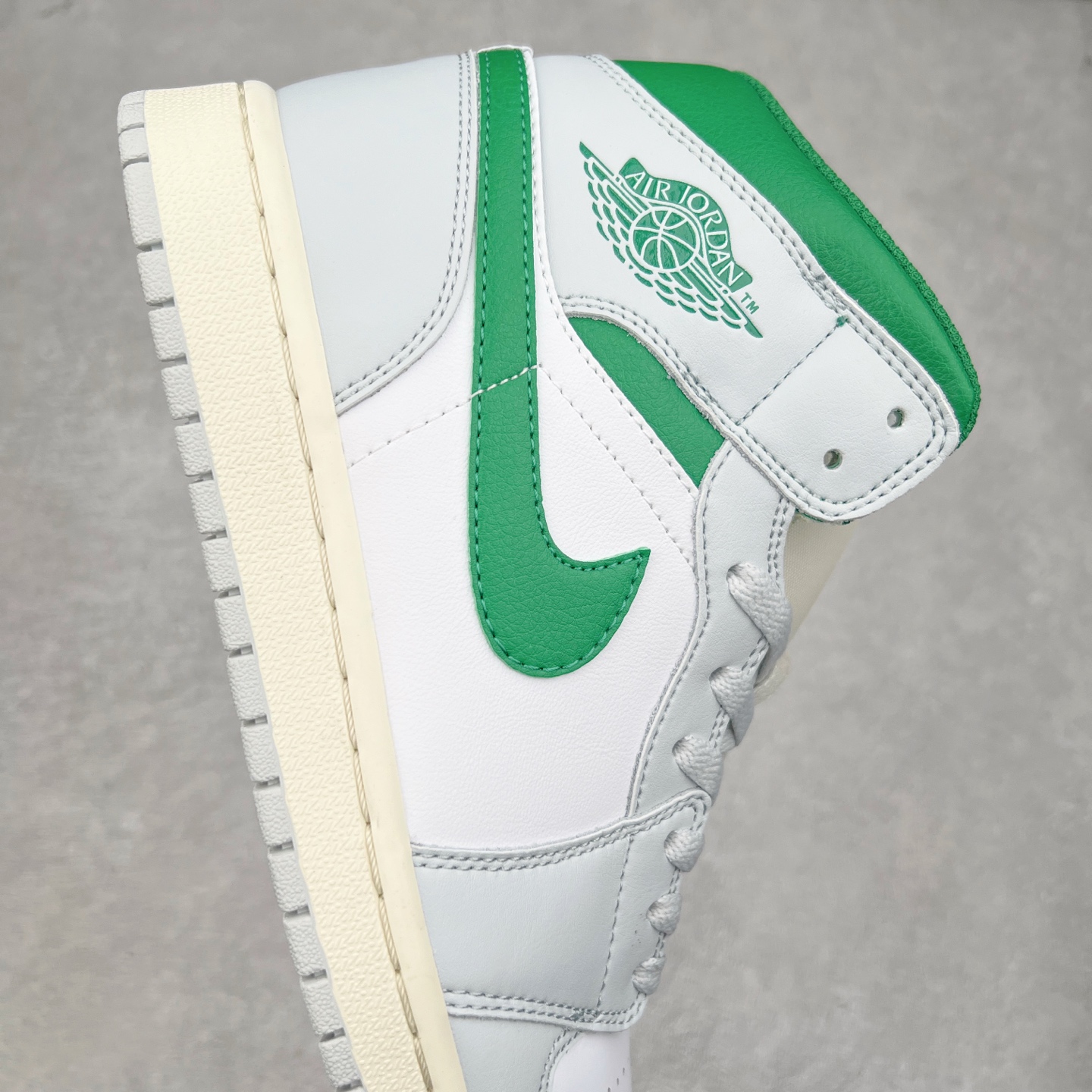 图片[6]-＃K版 Air Jordan AJ1 Mid 中帮 灰白绿 DQ8423-142 原厂内置全掌气垫 A模大底 头层小牛皮 鞋舌AJ原厂专用牛津布+AJ专用反口珍珠布+原厂无杂质高弹内里海棉 特殊封边弹力鞋带 全网唯一头层牛皮 原鞋开模 拒绝公底 购置公司同步原材料 原汁原味 忠于原版‼️尺码：36 36.5 37.5 38 38.5 39 40 40.5 41 42 42.5 43 44 44.5 45 46 47.5-选品中心