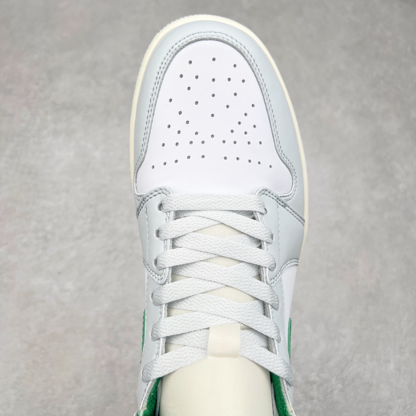 图片[4]-＃K版 Air Jordan AJ1 Mid 中帮 灰白绿 DQ8423-142 原厂内置全掌气垫 A模大底 头层小牛皮 鞋舌AJ原厂专用牛津布+AJ专用反口珍珠布+原厂无杂质高弹内里海棉 特殊封边弹力鞋带 全网唯一头层牛皮 原鞋开模 拒绝公底 购置公司同步原材料 原汁原味 忠于原版‼️尺码：36 36.5 37.5 38 38.5 39 40 40.5 41 42 42.5 43 44 44.5 45 46 47.5-选品中心