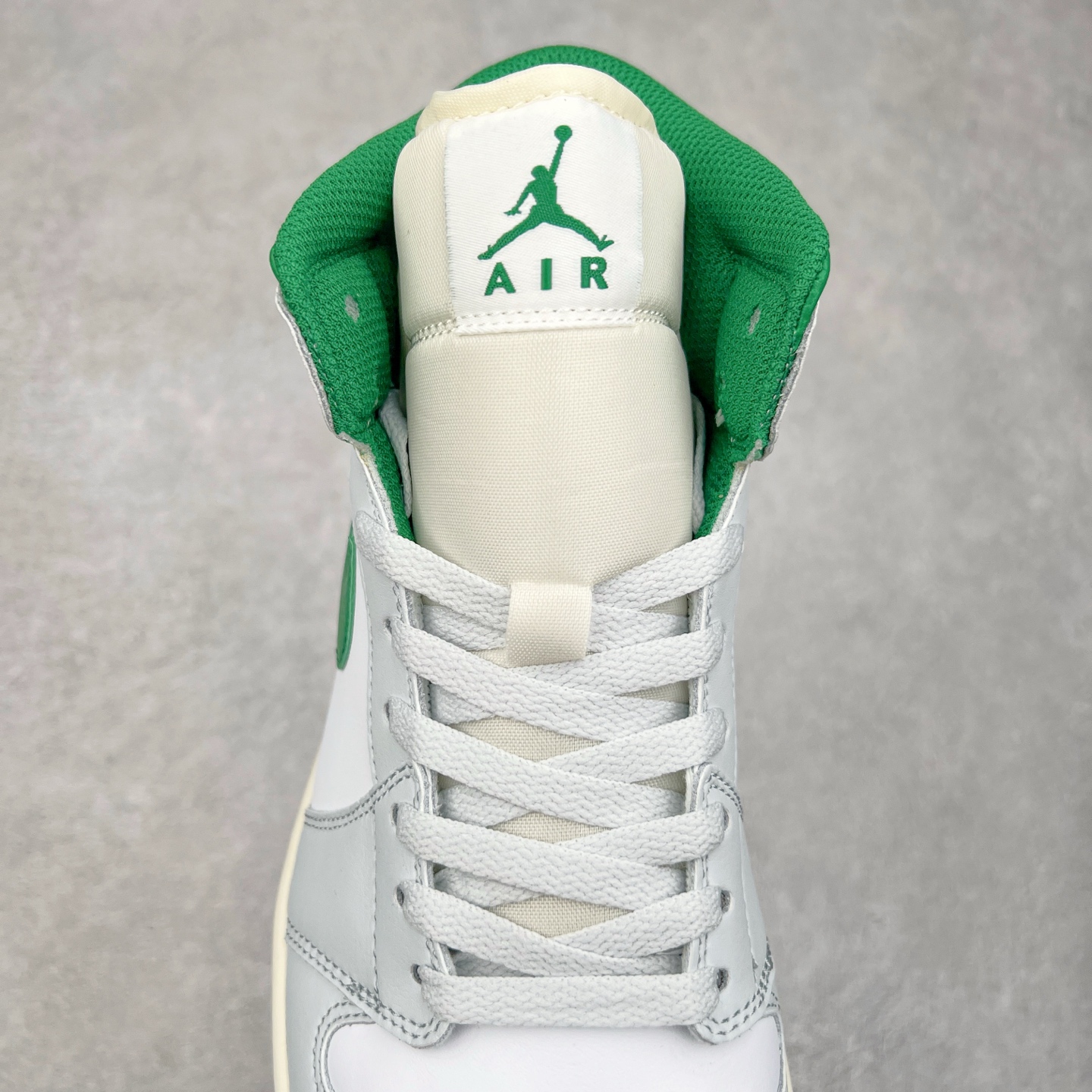 图片[5]-＃K版 Air Jordan AJ1 Mid 中帮 灰白绿 DQ8423-142 原厂内置全掌气垫 A模大底 头层小牛皮 鞋舌AJ原厂专用牛津布+AJ专用反口珍珠布+原厂无杂质高弹内里海棉 特殊封边弹力鞋带 全网唯一头层牛皮 原鞋开模 拒绝公底 购置公司同步原材料 原汁原味 忠于原版‼️尺码：36 36.5 37.5 38 38.5 39 40 40.5 41 42 42.5 43 44 44.5 45 46 47.5-选品中心