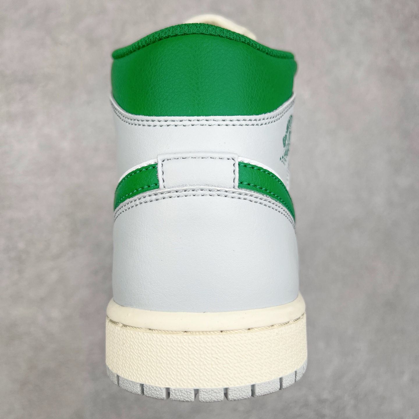 图片[8]-＃K版 Air Jordan AJ1 Mid 中帮 灰白绿 DQ8423-142 原厂内置全掌气垫 A模大底 头层小牛皮 鞋舌AJ原厂专用牛津布+AJ专用反口珍珠布+原厂无杂质高弹内里海棉 特殊封边弹力鞋带 全网唯一头层牛皮 原鞋开模 拒绝公底 购置公司同步原材料 原汁原味 忠于原版‼️尺码：36 36.5 37.5 38 38.5 39 40 40.5 41 42 42.5 43 44 44.5 45 46 47.5-选品中心