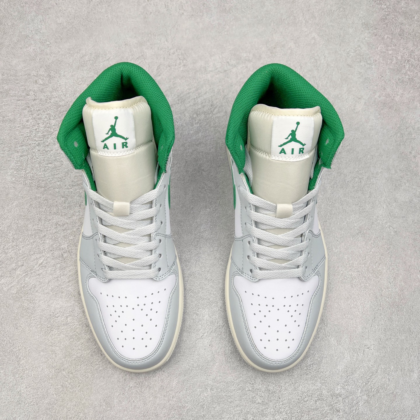 图片[2]-＃K版 Air Jordan AJ1 Mid 中帮 灰白绿 DQ8423-142 原厂内置全掌气垫 A模大底 头层小牛皮 鞋舌AJ原厂专用牛津布+AJ专用反口珍珠布+原厂无杂质高弹内里海棉 特殊封边弹力鞋带 全网唯一头层牛皮 原鞋开模 拒绝公底 购置公司同步原材料 原汁原味 忠于原版‼️尺码：36 36.5 37.5 38 38.5 39 40 40.5 41 42 42.5 43 44 44.5 45 46 47.5-选品中心