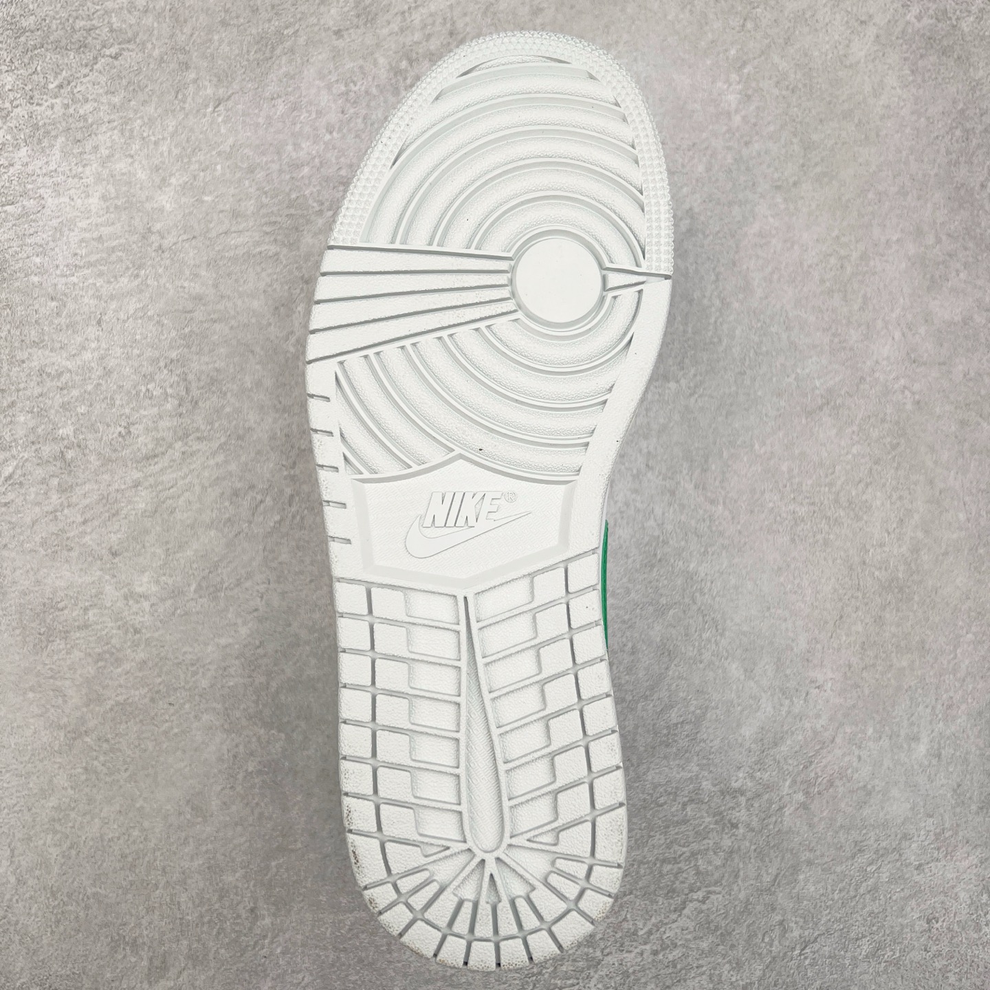 图片[9]-＃K版 Air Jordan AJ1 Mid 中帮 灰白绿 DQ8423-142 原厂内置全掌气垫 A模大底 头层小牛皮 鞋舌AJ原厂专用牛津布+AJ专用反口珍珠布+原厂无杂质高弹内里海棉 特殊封边弹力鞋带 全网唯一头层牛皮 原鞋开模 拒绝公底 购置公司同步原材料 原汁原味 忠于原版‼️尺码：36 36.5 37.5 38 38.5 39 40 40.5 41 42 42.5 43 44 44.5 45 46 47.5-选品中心