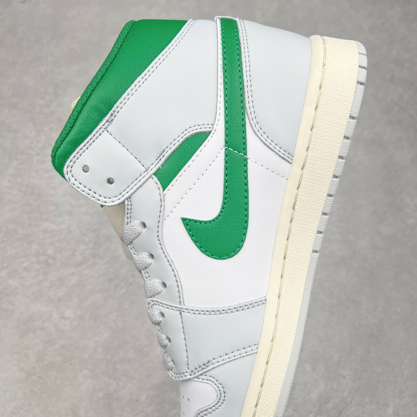 图片[7]-＃K版 Air Jordan AJ1 Mid 中帮 灰白绿 DQ8423-142 原厂内置全掌气垫 A模大底 头层小牛皮 鞋舌AJ原厂专用牛津布+AJ专用反口珍珠布+原厂无杂质高弹内里海棉 特殊封边弹力鞋带 全网唯一头层牛皮 原鞋开模 拒绝公底 购置公司同步原材料 原汁原味 忠于原版‼️尺码：36 36.5 37.5 38 38.5 39 40 40.5 41 42 42.5 43 44 44.5 45 46 47.5-选品中心