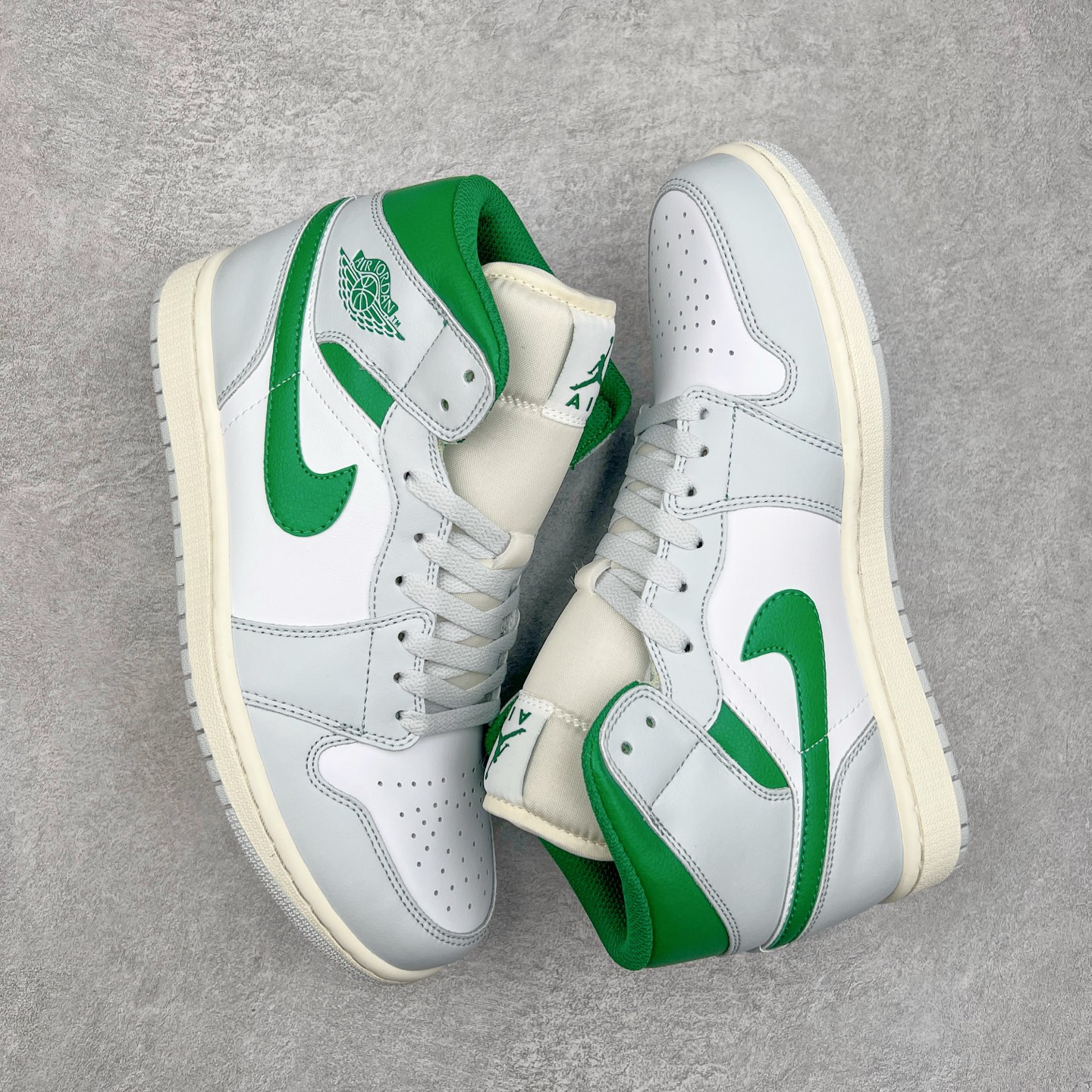 图片[3]-＃K版 Air Jordan AJ1 Mid 中帮 灰白绿 DQ8423-142 原厂内置全掌气垫 A模大底 头层小牛皮 鞋舌AJ原厂专用牛津布+AJ专用反口珍珠布+原厂无杂质高弹内里海棉 特殊封边弹力鞋带 全网唯一头层牛皮 原鞋开模 拒绝公底 购置公司同步原材料 原汁原味 忠于原版‼️尺码：36 36.5 37.5 38 38.5 39 40 40.5 41 42 42.5 43 44 44.5 45 46 47.5-选品中心