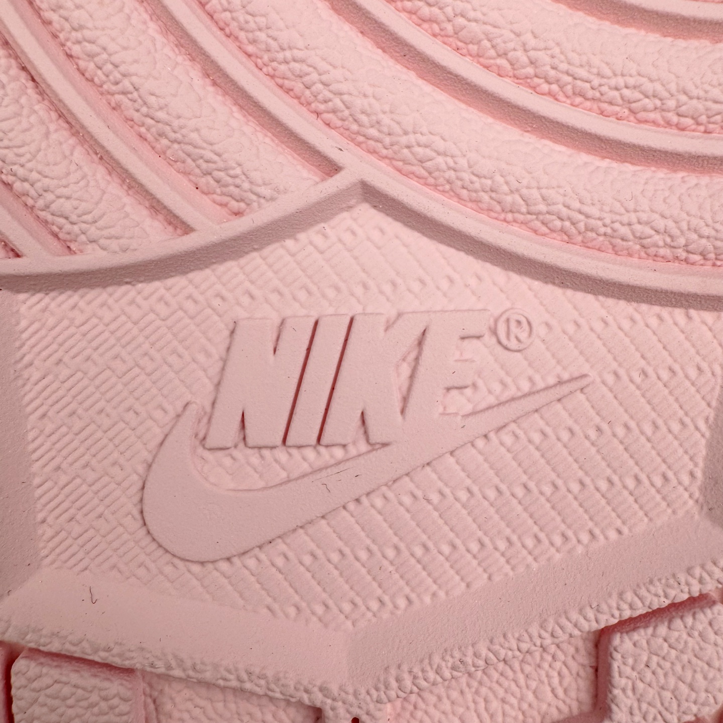 图片[21]-＃XC纯原 Travis Scott x Air Jordan AJ1 Low OG SP TS联名9.0 白粉倒钩低帮 DM7866-600 XC原厂全套原楦原纸板冲刀磨具开发 原厂皮料加持 原厂港宝加持定型后跟R度完美 同源原厂电绣 鬼脸飞翼针数密度立体效果一致 百分百一致原鞋 原厂拉帮工艺 针距密度一致 后跟弧度收口自然不对折 极致一眼正品既视感 进口玻璃冲刀皮料裁剪零毛边 全鞋电脑针车工艺 品控清洁度最高QC检验标准 免检产品 原厂订购鞋盒、鞋标、防尘纸、鞋撑、鞋带 追求极致的原厂味道 尺码：36 36.5 37.5 38 38.5 39 40 40.5 41 42 42.5 43 44 44.5 45 46 47.5-选品中心