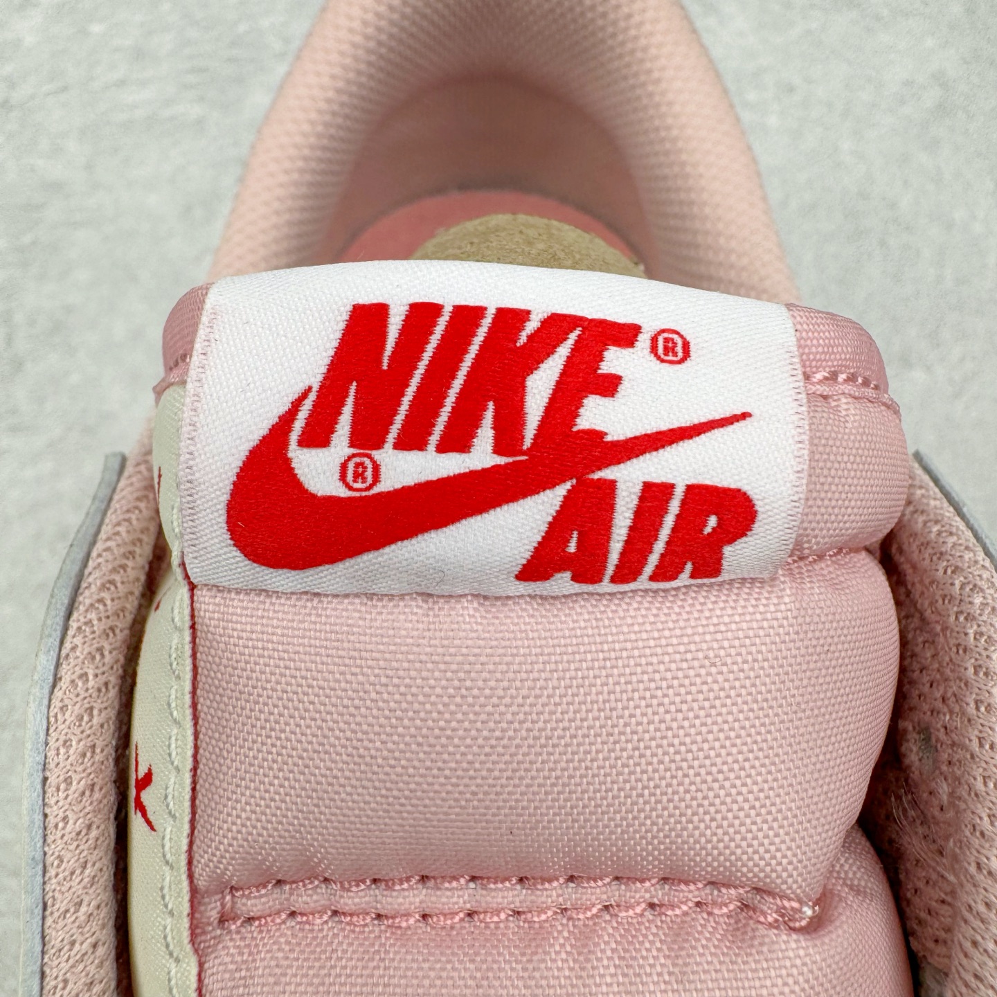 图片[14]-＃XC纯原 Travis Scott x Air Jordan AJ1 Low OG SP TS联名9.0 白粉倒钩低帮 DM7866-600 XC原厂全套原楦原纸板冲刀磨具开发 原厂皮料加持 原厂港宝加持定型后跟R度完美 同源原厂电绣 鬼脸飞翼针数密度立体效果一致 百分百一致原鞋 原厂拉帮工艺 针距密度一致 后跟弧度收口自然不对折 极致一眼正品既视感 进口玻璃冲刀皮料裁剪零毛边 全鞋电脑针车工艺 品控清洁度最高QC检验标准 免检产品 原厂订购鞋盒、鞋标、防尘纸、鞋撑、鞋带 追求极致的原厂味道 尺码：36 36.5 37.5 38 38.5 39 40 40.5 41 42 42.5 43 44 44.5 45 46 47.5-选品中心