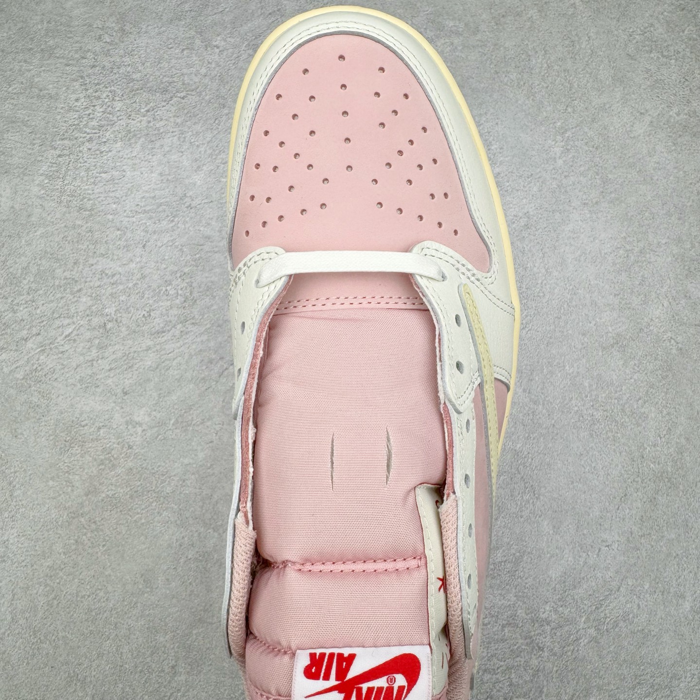 图片[4]-＃XC纯原 Travis Scott x Air Jordan AJ1 Low OG SP TS联名9.0 白粉倒钩低帮 DM7866-600 XC原厂全套原楦原纸板冲刀磨具开发 原厂皮料加持 原厂港宝加持定型后跟R度完美 同源原厂电绣 鬼脸飞翼针数密度立体效果一致 百分百一致原鞋 原厂拉帮工艺 针距密度一致 后跟弧度收口自然不对折 极致一眼正品既视感 进口玻璃冲刀皮料裁剪零毛边 全鞋电脑针车工艺 品控清洁度最高QC检验标准 免检产品 原厂订购鞋盒、鞋标、防尘纸、鞋撑、鞋带 追求极致的原厂味道 尺码：36 36.5 37.5 38 38.5 39 40 40.5 41 42 42.5 43 44 44.5 45 46 47.5-选品中心