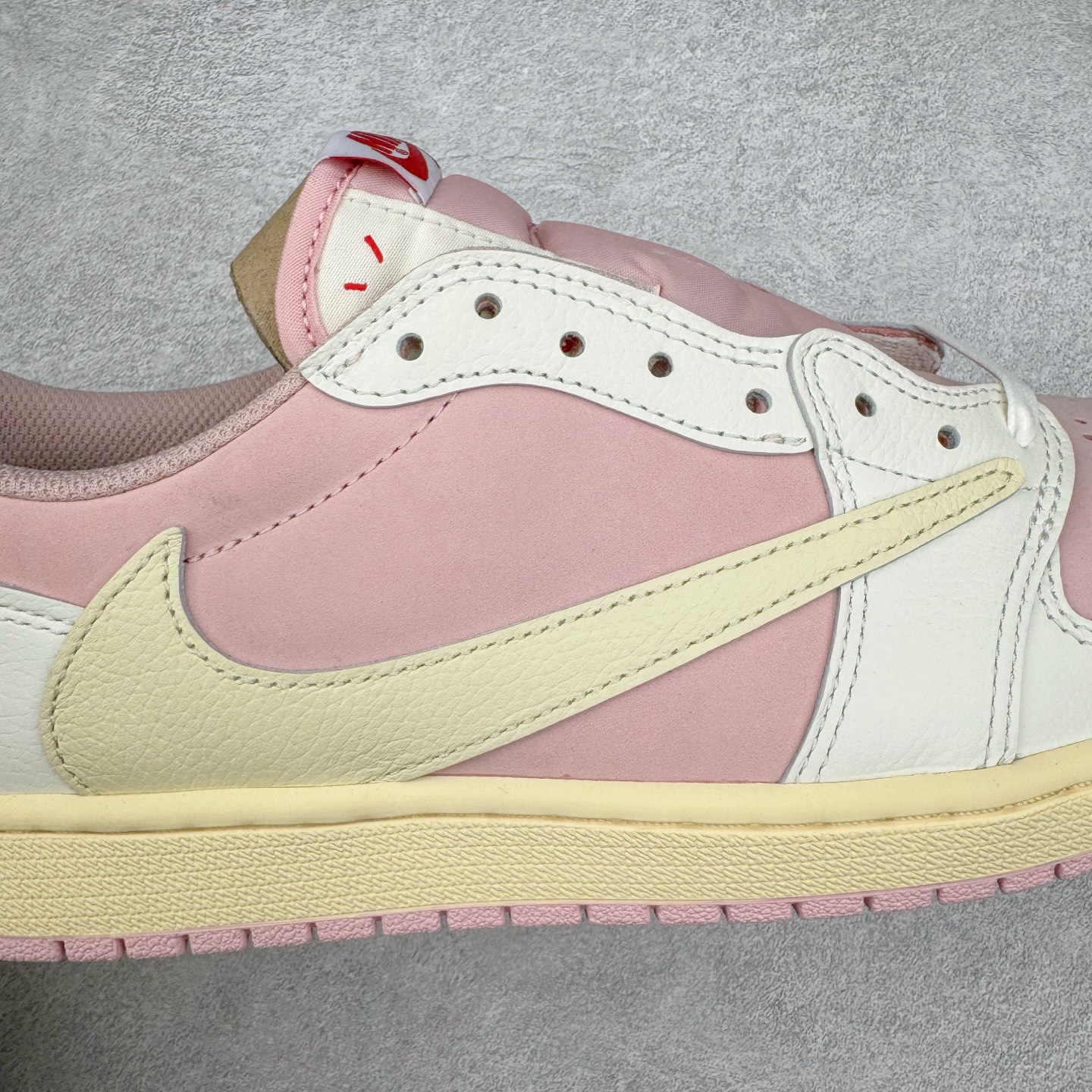 图片[20]-＃XC纯原 Travis Scott x Air Jordan AJ1 Low OG SP TS联名9.0 白粉倒钩低帮 DM7866-600 XC原厂全套原楦原纸板冲刀磨具开发 原厂皮料加持 原厂港宝加持定型后跟R度完美 同源原厂电绣 鬼脸飞翼针数密度立体效果一致 百分百一致原鞋 原厂拉帮工艺 针距密度一致 后跟弧度收口自然不对折 极致一眼正品既视感 进口玻璃冲刀皮料裁剪零毛边 全鞋电脑针车工艺 品控清洁度最高QC检验标准 免检产品 原厂订购鞋盒、鞋标、防尘纸、鞋撑、鞋带 追求极致的原厂味道 尺码：36 36.5 37.5 38 38.5 39 40 40.5 41 42 42.5 43 44 44.5 45 46 47.5-选品中心