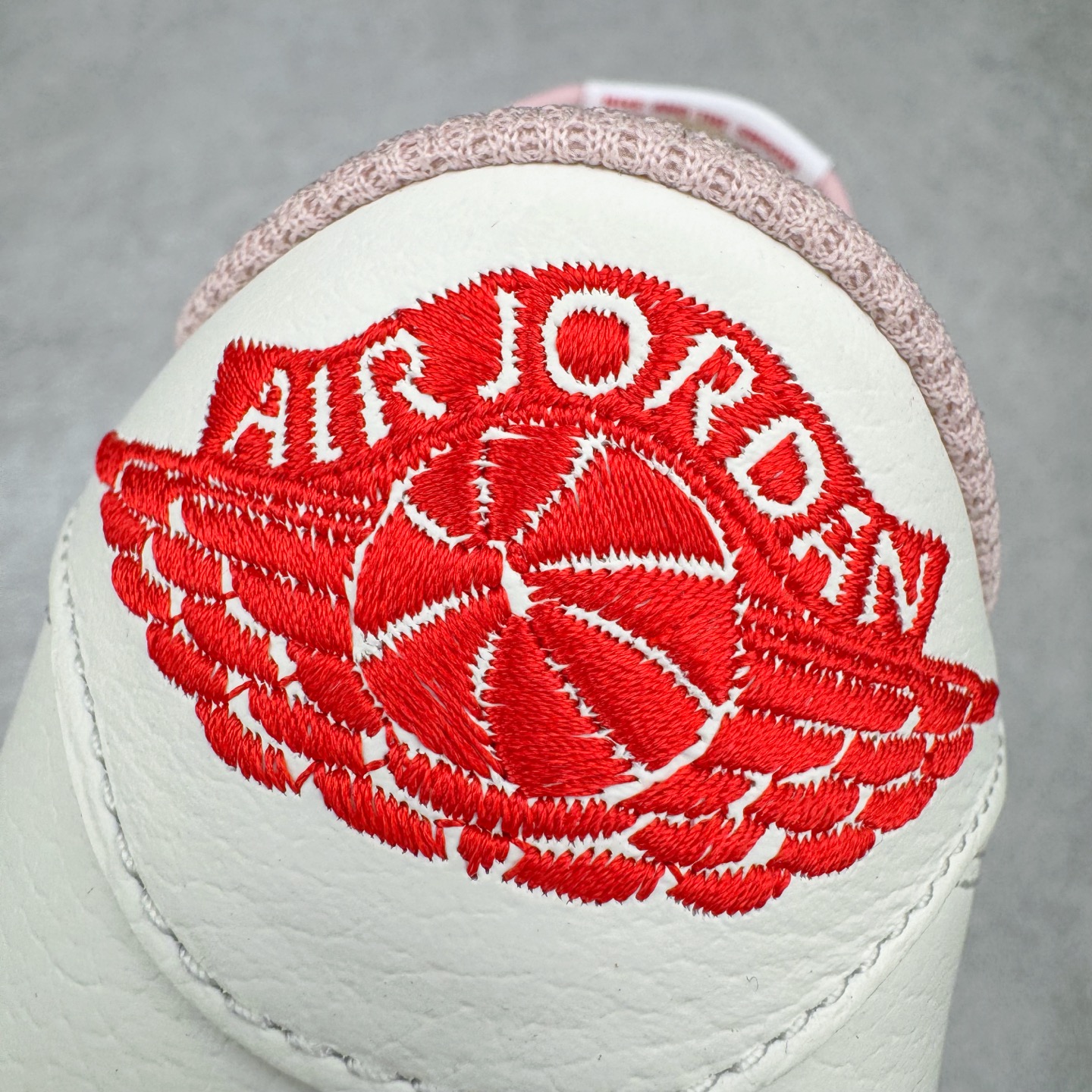 图片[13]-＃XC纯原 Travis Scott x Air Jordan AJ1 Low OG SP TS联名9.0 白粉倒钩低帮 DM7866-600 XC原厂全套原楦原纸板冲刀磨具开发 原厂皮料加持 原厂港宝加持定型后跟R度完美 同源原厂电绣 鬼脸飞翼针数密度立体效果一致 百分百一致原鞋 原厂拉帮工艺 针距密度一致 后跟弧度收口自然不对折 极致一眼正品既视感 进口玻璃冲刀皮料裁剪零毛边 全鞋电脑针车工艺 品控清洁度最高QC检验标准 免检产品 原厂订购鞋盒、鞋标、防尘纸、鞋撑、鞋带 追求极致的原厂味道 尺码：36 36.5 37.5 38 38.5 39 40 40.5 41 42 42.5 43 44 44.5 45 46 47.5-选品中心