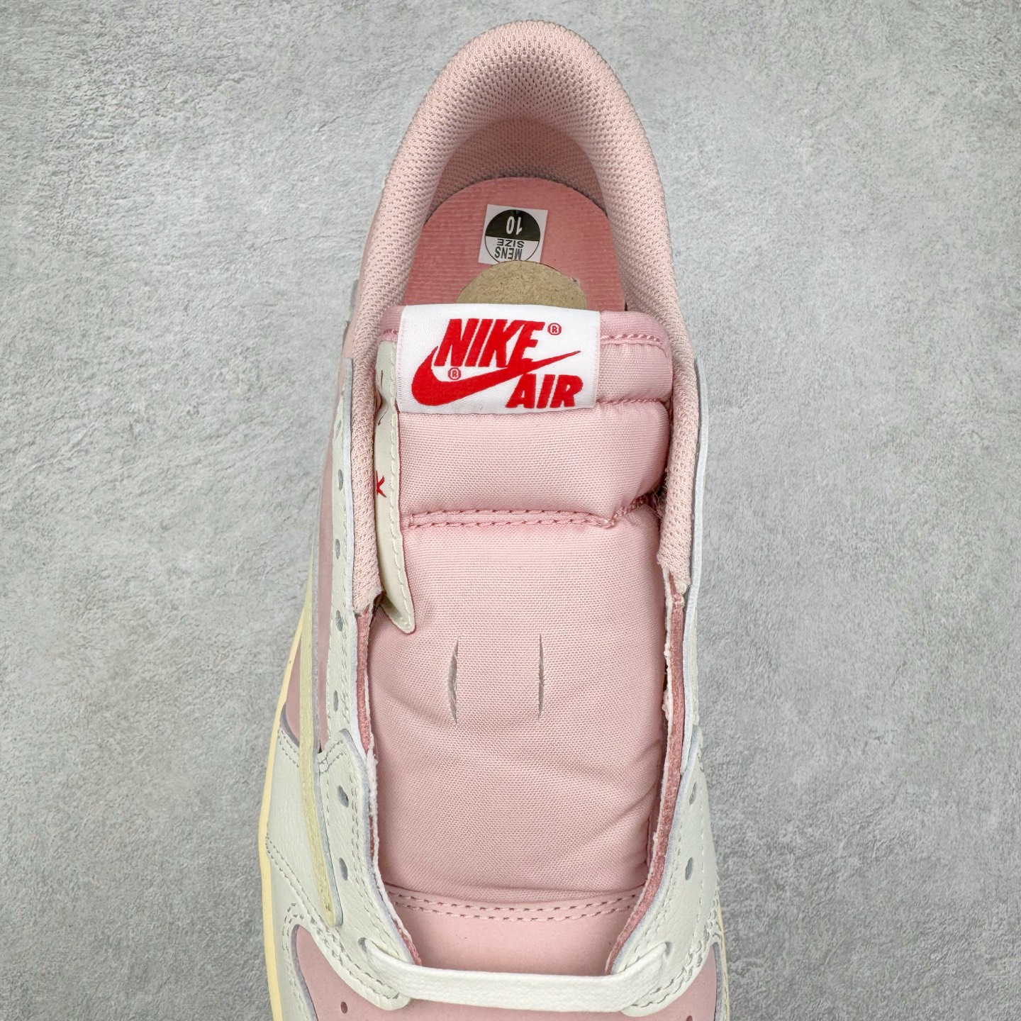 图片[5]-＃XC纯原 Travis Scott x Air Jordan AJ1 Low OG SP TS联名9.0 白粉倒钩低帮 DM7866-600 XC原厂全套原楦原纸板冲刀磨具开发 原厂皮料加持 原厂港宝加持定型后跟R度完美 同源原厂电绣 鬼脸飞翼针数密度立体效果一致 百分百一致原鞋 原厂拉帮工艺 针距密度一致 后跟弧度收口自然不对折 极致一眼正品既视感 进口玻璃冲刀皮料裁剪零毛边 全鞋电脑针车工艺 品控清洁度最高QC检验标准 免检产品 原厂订购鞋盒、鞋标、防尘纸、鞋撑、鞋带 追求极致的原厂味道 尺码：36 36.5 37.5 38 38.5 39 40 40.5 41 42 42.5 43 44 44.5 45 46 47.5-选品中心