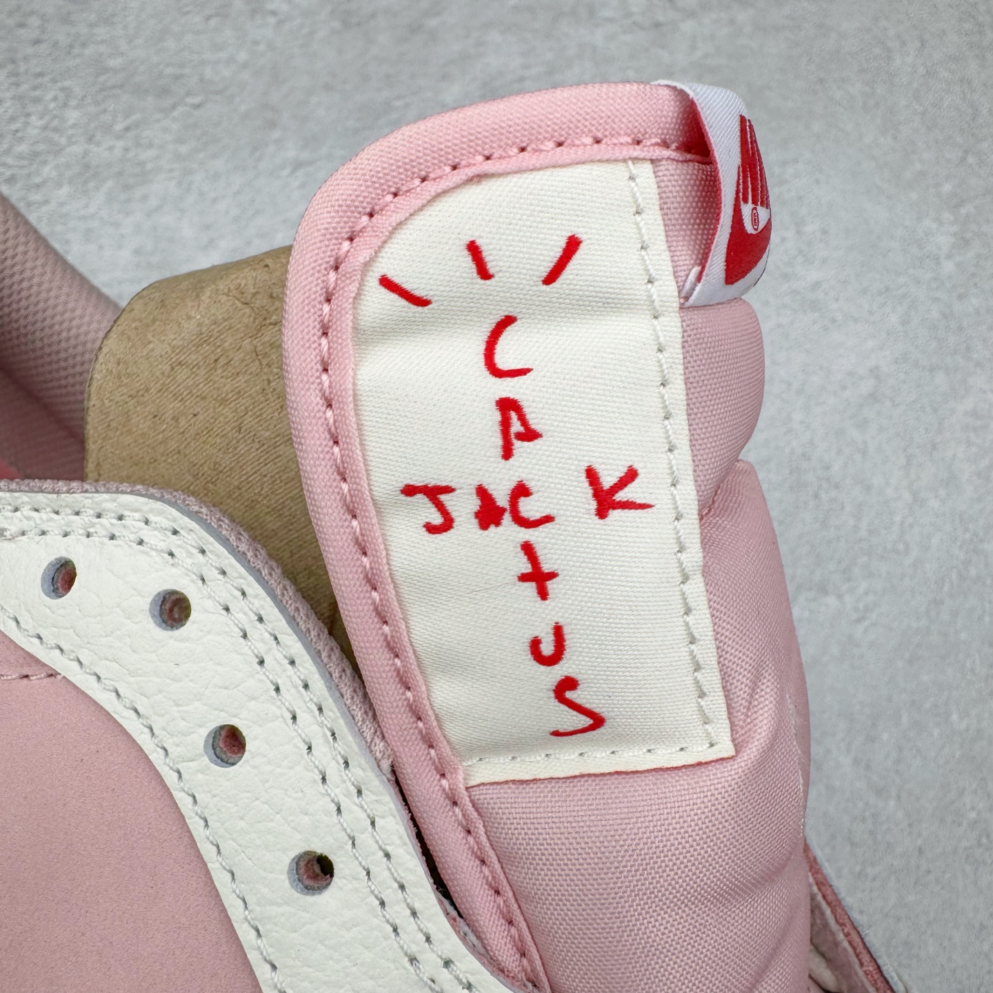 图片[15]-＃XC纯原 Travis Scott x Air Jordan AJ1 Low OG SP TS联名9.0 白粉倒钩低帮 DM7866-600 XC原厂全套原楦原纸板冲刀磨具开发 原厂皮料加持 原厂港宝加持定型后跟R度完美 同源原厂电绣 鬼脸飞翼针数密度立体效果一致 百分百一致原鞋 原厂拉帮工艺 针距密度一致 后跟弧度收口自然不对折 极致一眼正品既视感 进口玻璃冲刀皮料裁剪零毛边 全鞋电脑针车工艺 品控清洁度最高QC检验标准 免检产品 原厂订购鞋盒、鞋标、防尘纸、鞋撑、鞋带 追求极致的原厂味道 尺码：36 36.5 37.5 38 38.5 39 40 40.5 41 42 42.5 43 44 44.5 45 46 47.5-选品中心