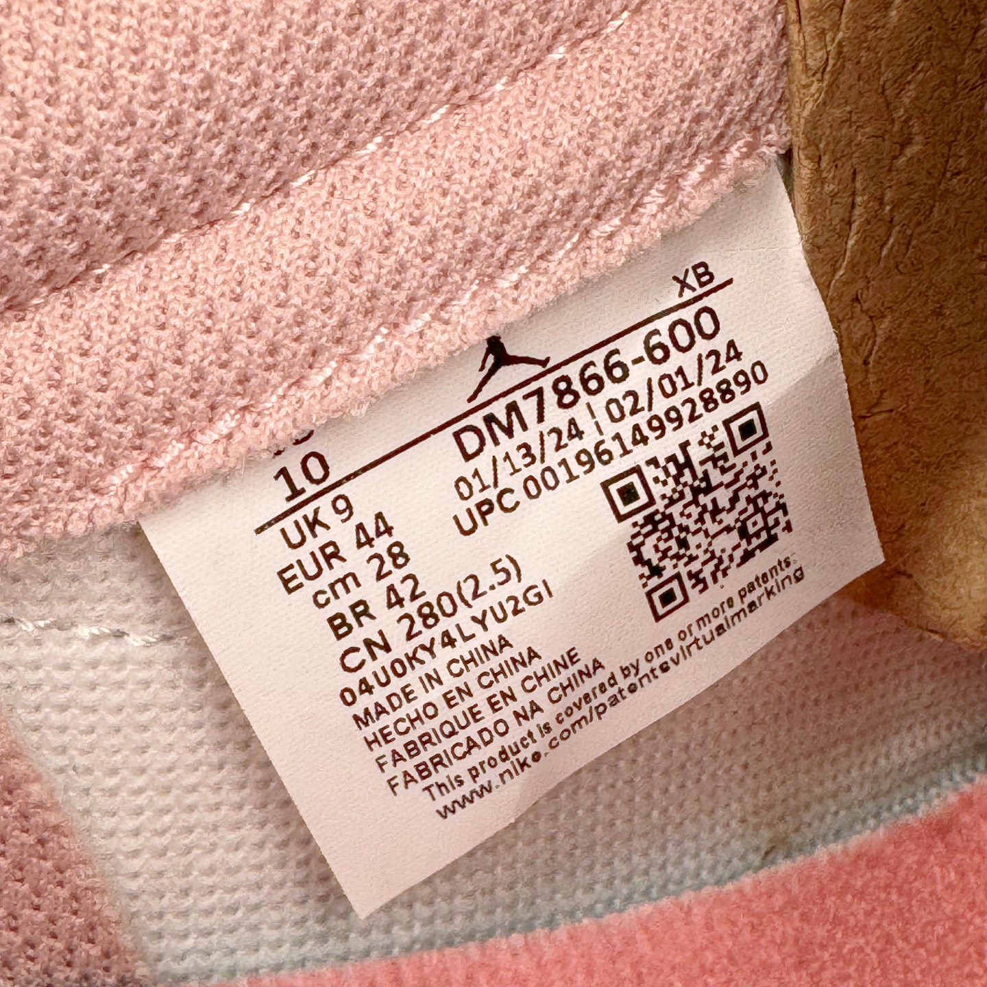 图片[12]-＃XC纯原 Travis Scott x Air Jordan AJ1 Low OG SP TS联名9.0 白粉倒钩低帮 DM7866-600 XC原厂全套原楦原纸板冲刀磨具开发 原厂皮料加持 原厂港宝加持定型后跟R度完美 同源原厂电绣 鬼脸飞翼针数密度立体效果一致 百分百一致原鞋 原厂拉帮工艺 针距密度一致 后跟弧度收口自然不对折 极致一眼正品既视感 进口玻璃冲刀皮料裁剪零毛边 全鞋电脑针车工艺 品控清洁度最高QC检验标准 免检产品 原厂订购鞋盒、鞋标、防尘纸、鞋撑、鞋带 追求极致的原厂味道 尺码：36 36.5 37.5 38 38.5 39 40 40.5 41 42 42.5 43 44 44.5 45 46 47.5-选品中心