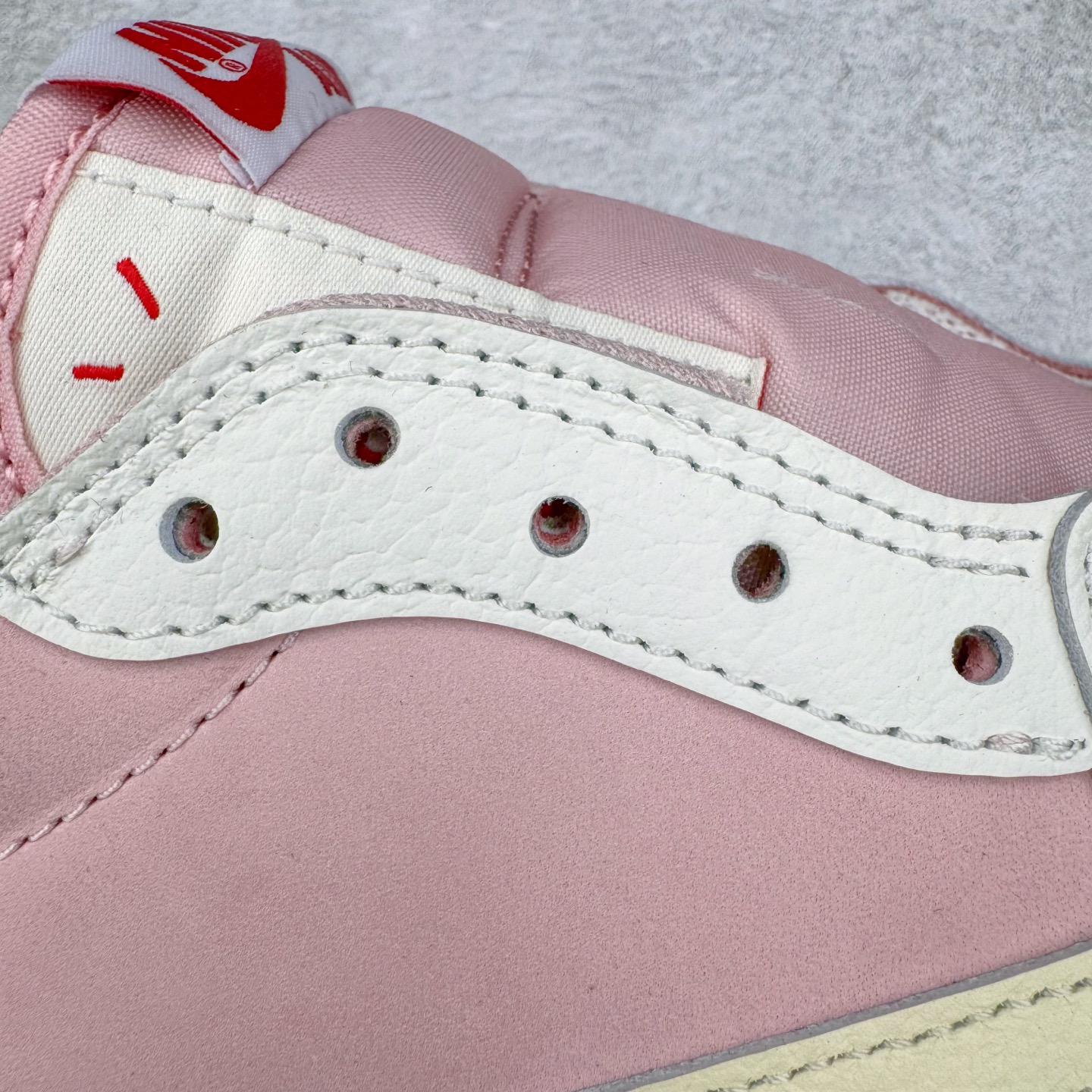 图片[18]-＃XC纯原 Travis Scott x Air Jordan AJ1 Low OG SP TS联名9.0 白粉倒钩低帮 DM7866-600 XC原厂全套原楦原纸板冲刀磨具开发 原厂皮料加持 原厂港宝加持定型后跟R度完美 同源原厂电绣 鬼脸飞翼针数密度立体效果一致 百分百一致原鞋 原厂拉帮工艺 针距密度一致 后跟弧度收口自然不对折 极致一眼正品既视感 进口玻璃冲刀皮料裁剪零毛边 全鞋电脑针车工艺 品控清洁度最高QC检验标准 免检产品 原厂订购鞋盒、鞋标、防尘纸、鞋撑、鞋带 追求极致的原厂味道 尺码：36 36.5 37.5 38 38.5 39 40 40.5 41 42 42.5 43 44 44.5 45 46 47.5-选品中心