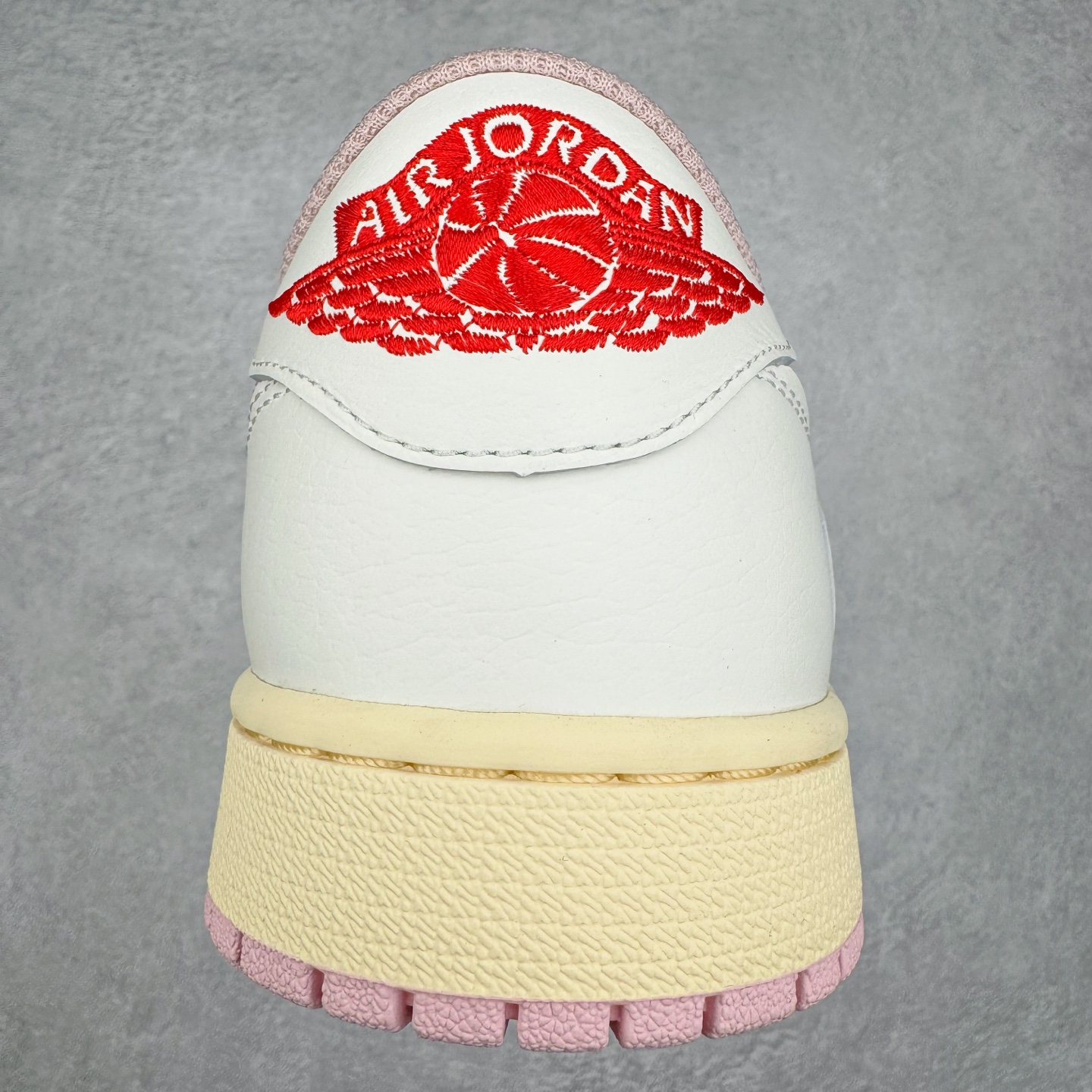 图片[8]-＃XC纯原 Travis Scott x Air Jordan AJ1 Low OG SP TS联名9.0 白粉倒钩低帮 DM7866-600 XC原厂全套原楦原纸板冲刀磨具开发 原厂皮料加持 原厂港宝加持定型后跟R度完美 同源原厂电绣 鬼脸飞翼针数密度立体效果一致 百分百一致原鞋 原厂拉帮工艺 针距密度一致 后跟弧度收口自然不对折 极致一眼正品既视感 进口玻璃冲刀皮料裁剪零毛边 全鞋电脑针车工艺 品控清洁度最高QC检验标准 免检产品 原厂订购鞋盒、鞋标、防尘纸、鞋撑、鞋带 追求极致的原厂味道 尺码：36 36.5 37.5 38 38.5 39 40 40.5 41 42 42.5 43 44 44.5 45 46 47.5-选品中心