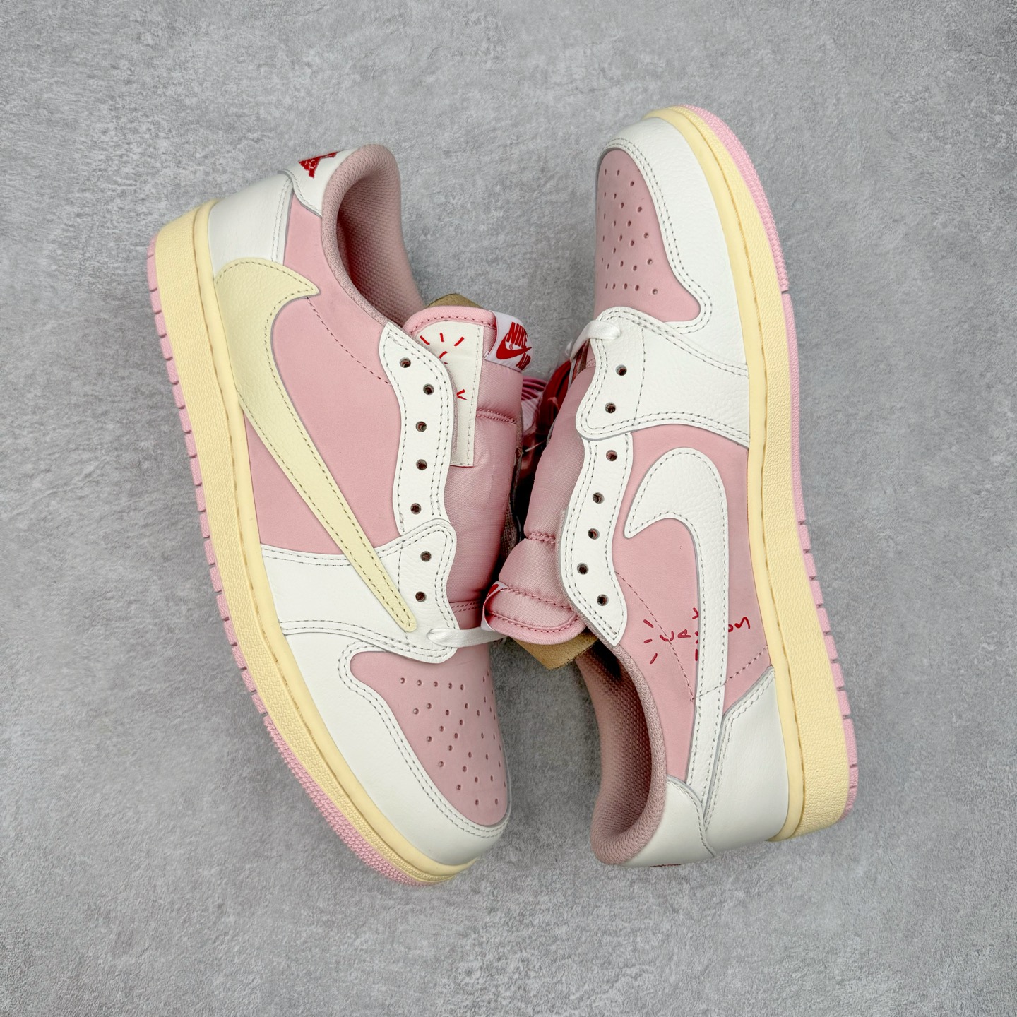 图片[3]-＃XC纯原 Travis Scott x Air Jordan AJ1 Low OG SP TS联名9.0 白粉倒钩低帮 DM7866-600 XC原厂全套原楦原纸板冲刀磨具开发 原厂皮料加持 原厂港宝加持定型后跟R度完美 同源原厂电绣 鬼脸飞翼针数密度立体效果一致 百分百一致原鞋 原厂拉帮工艺 针距密度一致 后跟弧度收口自然不对折 极致一眼正品既视感 进口玻璃冲刀皮料裁剪零毛边 全鞋电脑针车工艺 品控清洁度最高QC检验标准 免检产品 原厂订购鞋盒、鞋标、防尘纸、鞋撑、鞋带 追求极致的原厂味道 尺码：36 36.5 37.5 38 38.5 39 40 40.5 41 42 42.5 43 44 44.5 45 46 47.5-选品中心