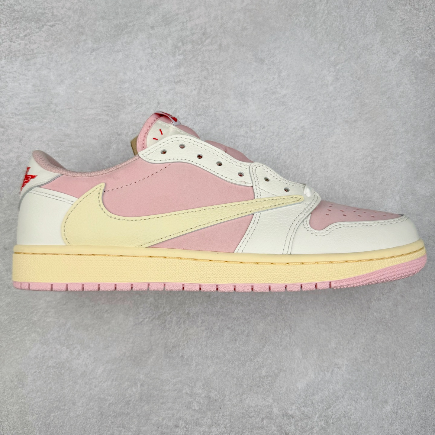 ＃XC纯原 Travis Scott x Air Jordan AJ1 Low OG SP TS联名9.0 白粉倒钩低帮 DM7866-600 XC原厂全套原楦原纸板冲刀磨具开发 原厂皮料加持 原厂港宝加持定型后跟R度完美 同源原厂电绣 鬼脸飞翼针数密度立体效果一致 百分百一致原鞋 原厂拉帮工艺 针距密度一致 后跟弧度收口自然不对折 极致一眼正品既视感 进口玻璃冲刀皮料裁剪零毛边 全鞋电脑针车工艺 品控清洁度最高QC检验标准 免检产品 原厂订购鞋盒、鞋标、防尘纸、鞋撑、鞋带 追求极致的原厂味道 尺码：36 36.5 37.5 38 38.5 39 40 40.5 41 42 42.5 43 44 44.5 45 46 47.5-选品中心