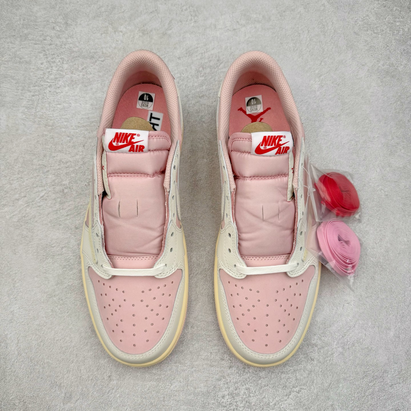 图片[2]-＃XC纯原 Travis Scott x Air Jordan AJ1 Low OG SP TS联名9.0 白粉倒钩低帮 DM7866-600 XC原厂全套原楦原纸板冲刀磨具开发 原厂皮料加持 原厂港宝加持定型后跟R度完美 同源原厂电绣 鬼脸飞翼针数密度立体效果一致 百分百一致原鞋 原厂拉帮工艺 针距密度一致 后跟弧度收口自然不对折 极致一眼正品既视感 进口玻璃冲刀皮料裁剪零毛边 全鞋电脑针车工艺 品控清洁度最高QC检验标准 免检产品 原厂订购鞋盒、鞋标、防尘纸、鞋撑、鞋带 追求极致的原厂味道 尺码：36 36.5 37.5 38 38.5 39 40 40.5 41 42 42.5 43 44 44.5 45 46 47.5-选品中心