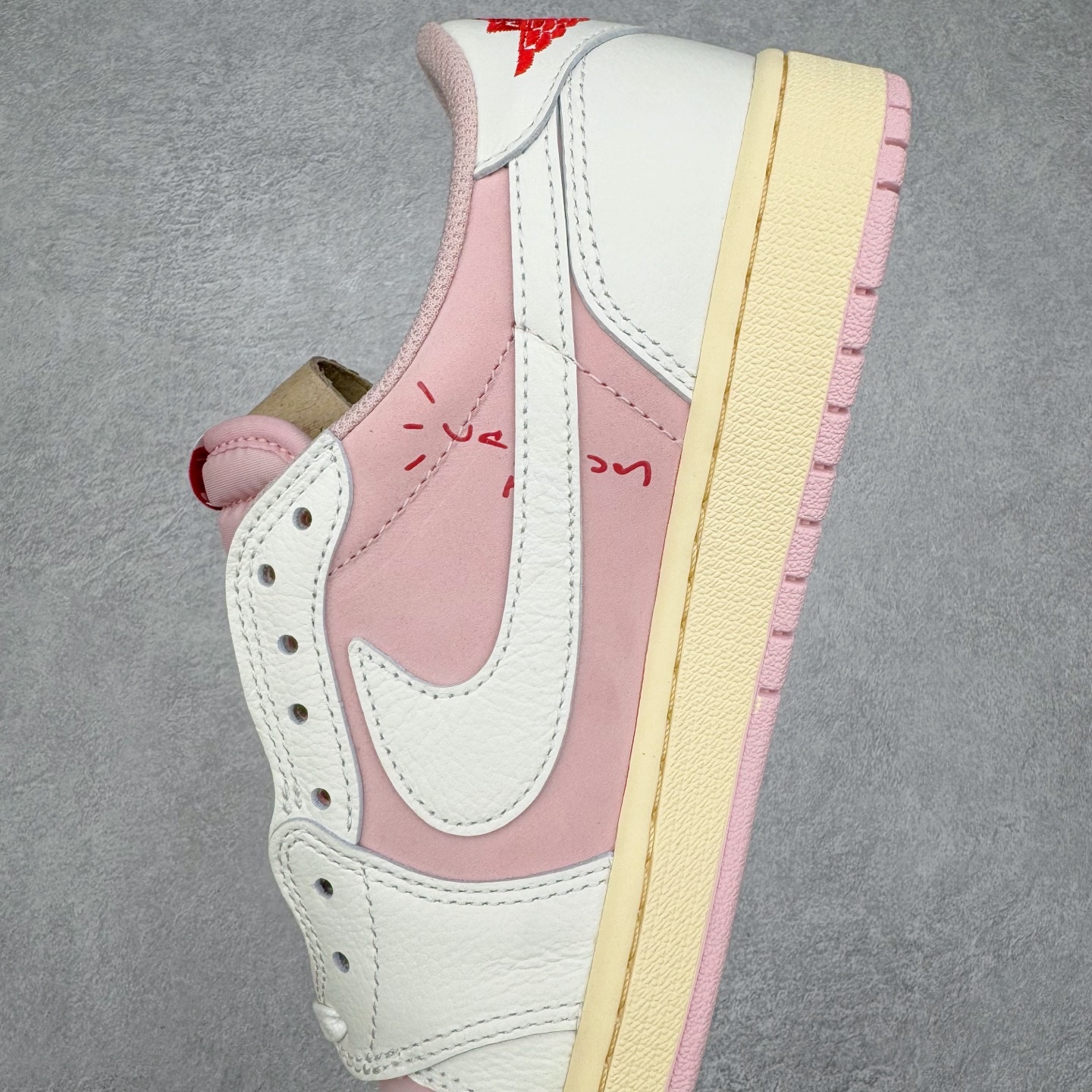 图片[7]-＃XC纯原 Travis Scott x Air Jordan AJ1 Low OG SP TS联名9.0 白粉倒钩低帮 DM7866-600 XC原厂全套原楦原纸板冲刀磨具开发 原厂皮料加持 原厂港宝加持定型后跟R度完美 同源原厂电绣 鬼脸飞翼针数密度立体效果一致 百分百一致原鞋 原厂拉帮工艺 针距密度一致 后跟弧度收口自然不对折 极致一眼正品既视感 进口玻璃冲刀皮料裁剪零毛边 全鞋电脑针车工艺 品控清洁度最高QC检验标准 免检产品 原厂订购鞋盒、鞋标、防尘纸、鞋撑、鞋带 追求极致的原厂味道 尺码：36 36.5 37.5 38 38.5 39 40 40.5 41 42 42.5 43 44 44.5 45 46 47.5-选品中心