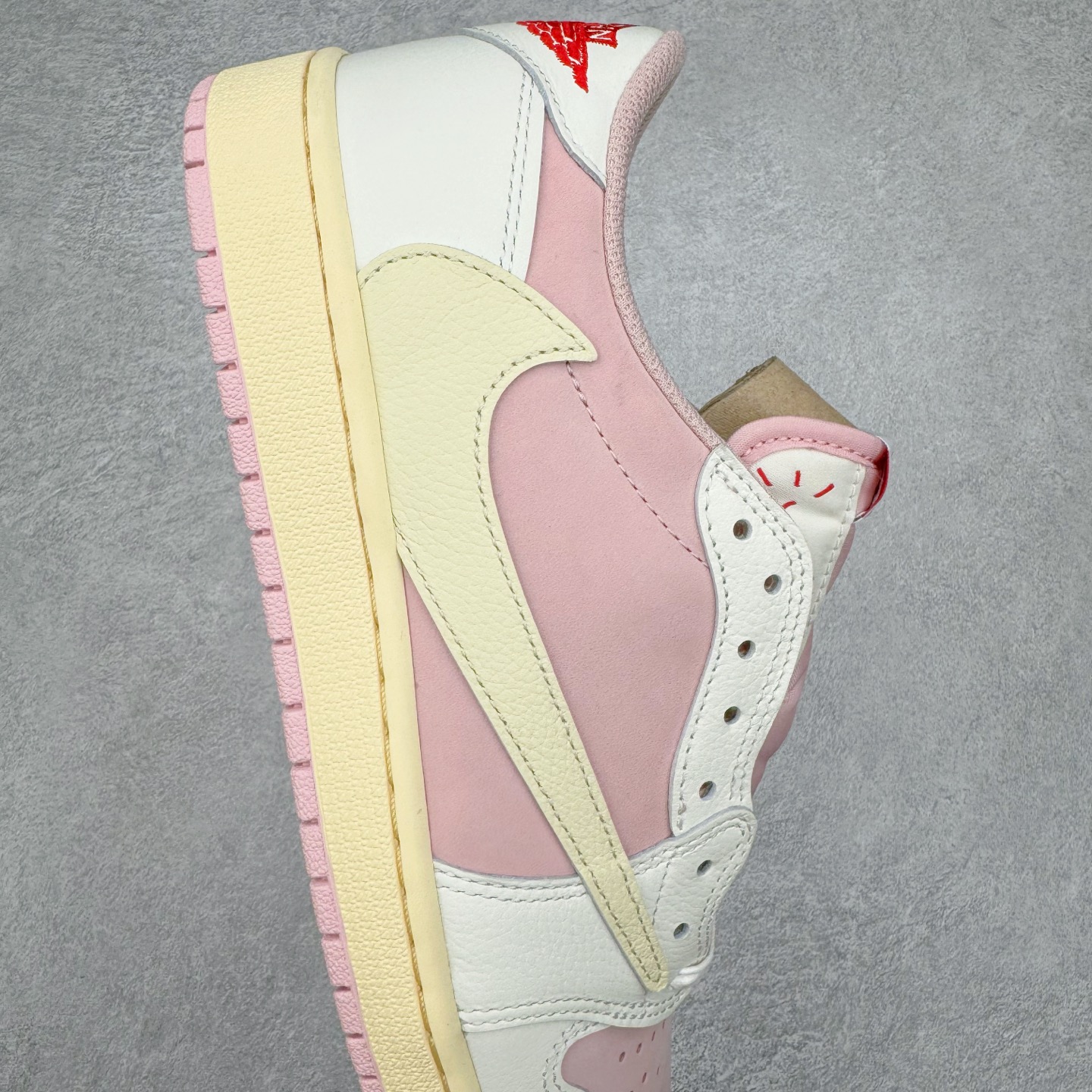 图片[6]-＃XC纯原 Travis Scott x Air Jordan AJ1 Low OG SP TS联名9.0 白粉倒钩低帮 DM7866-600 XC原厂全套原楦原纸板冲刀磨具开发 原厂皮料加持 原厂港宝加持定型后跟R度完美 同源原厂电绣 鬼脸飞翼针数密度立体效果一致 百分百一致原鞋 原厂拉帮工艺 针距密度一致 后跟弧度收口自然不对折 极致一眼正品既视感 进口玻璃冲刀皮料裁剪零毛边 全鞋电脑针车工艺 品控清洁度最高QC检验标准 免检产品 原厂订购鞋盒、鞋标、防尘纸、鞋撑、鞋带 追求极致的原厂味道 尺码：36 36.5 37.5 38 38.5 39 40 40.5 41 42 42.5 43 44 44.5 45 46 47.5-选品中心