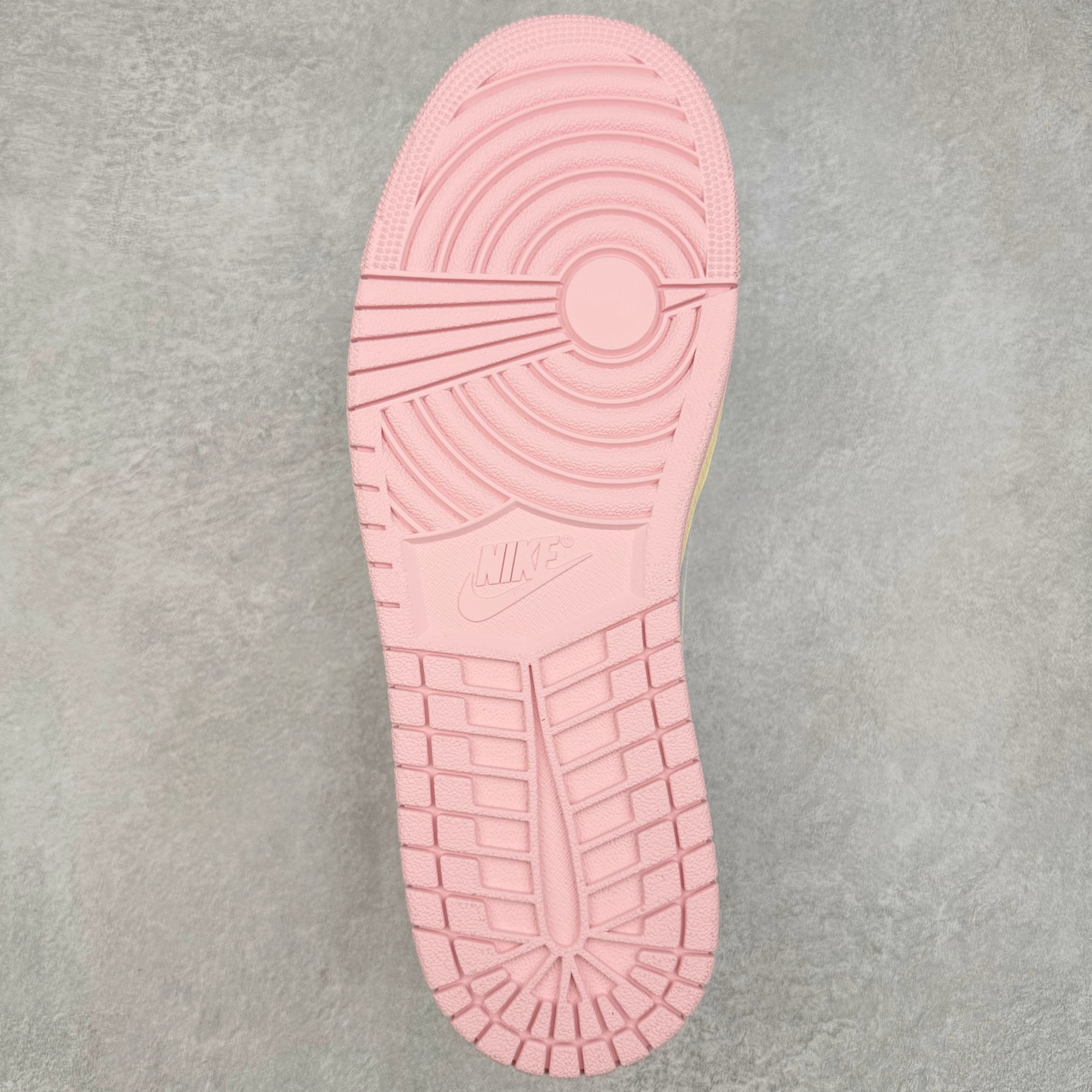 图片[9]-＃XC纯原 Travis Scott x Air Jordan AJ1 Low OG SP TS联名9.0 白粉倒钩低帮 DM7866-600 XC原厂全套原楦原纸板冲刀磨具开发 原厂皮料加持 原厂港宝加持定型后跟R度完美 同源原厂电绣 鬼脸飞翼针数密度立体效果一致 百分百一致原鞋 原厂拉帮工艺 针距密度一致 后跟弧度收口自然不对折 极致一眼正品既视感 进口玻璃冲刀皮料裁剪零毛边 全鞋电脑针车工艺 品控清洁度最高QC检验标准 免检产品 原厂订购鞋盒、鞋标、防尘纸、鞋撑、鞋带 追求极致的原厂味道 尺码：36 36.5 37.5 38 38.5 39 40 40.5 41 42 42.5 43 44 44.5 45 46 47.5-选品中心