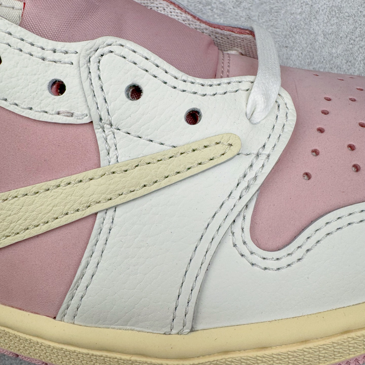 图片[19]-＃XC纯原 Travis Scott x Air Jordan AJ1 Low OG SP TS联名9.0 白粉倒钩低帮 DM7866-600 XC原厂全套原楦原纸板冲刀磨具开发 原厂皮料加持 原厂港宝加持定型后跟R度完美 同源原厂电绣 鬼脸飞翼针数密度立体效果一致 百分百一致原鞋 原厂拉帮工艺 针距密度一致 后跟弧度收口自然不对折 极致一眼正品既视感 进口玻璃冲刀皮料裁剪零毛边 全鞋电脑针车工艺 品控清洁度最高QC检验标准 免检产品 原厂订购鞋盒、鞋标、防尘纸、鞋撑、鞋带 追求极致的原厂味道 尺码：36 36.5 37.5 38 38.5 39 40 40.5 41 42 42.5 43 44 44.5 45 46 47.5-选品中心