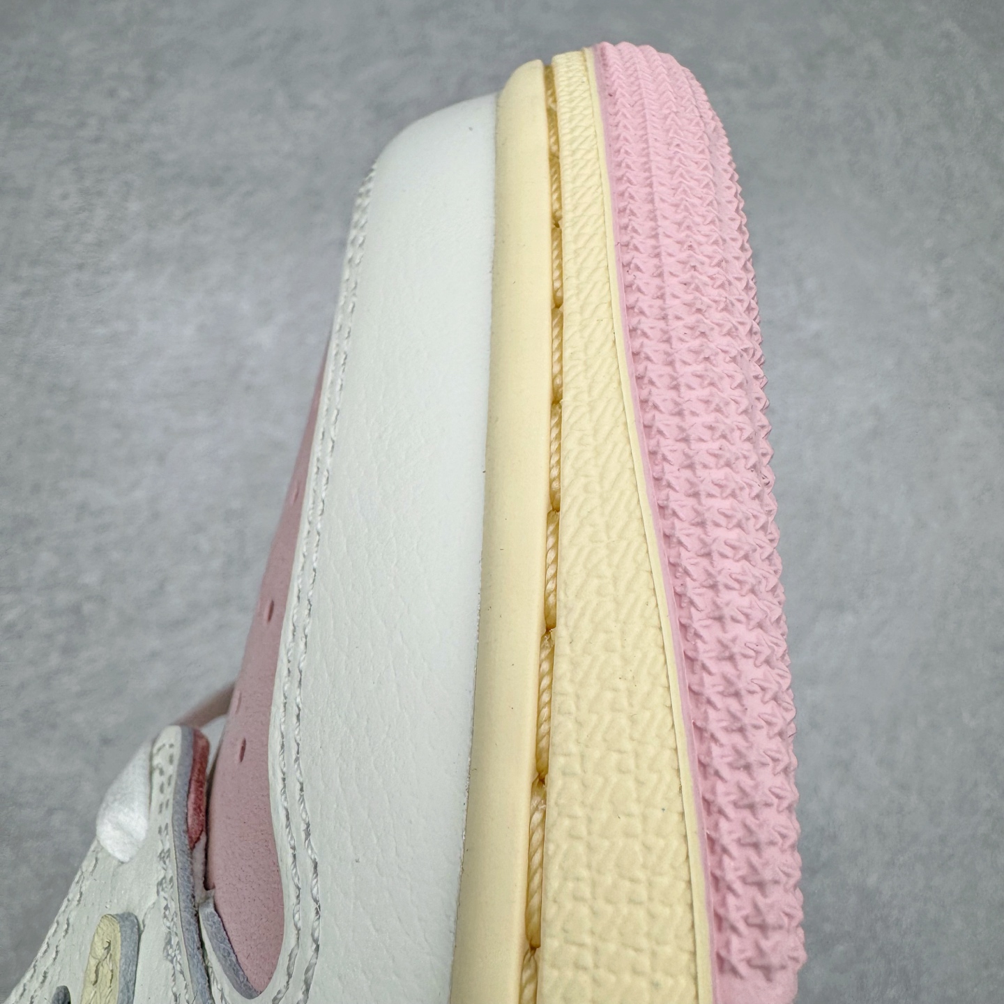 图片[16]-＃XC纯原 Travis Scott x Air Jordan AJ1 Low OG SP TS联名9.0 白粉倒钩低帮 DM7866-600 XC原厂全套原楦原纸板冲刀磨具开发 原厂皮料加持 原厂港宝加持定型后跟R度完美 同源原厂电绣 鬼脸飞翼针数密度立体效果一致 百分百一致原鞋 原厂拉帮工艺 针距密度一致 后跟弧度收口自然不对折 极致一眼正品既视感 进口玻璃冲刀皮料裁剪零毛边 全鞋电脑针车工艺 品控清洁度最高QC检验标准 免检产品 原厂订购鞋盒、鞋标、防尘纸、鞋撑、鞋带 追求极致的原厂味道 尺码：36 36.5 37.5 38 38.5 39 40 40.5 41 42 42.5 43 44 44.5 45 46 47.5-选品中心