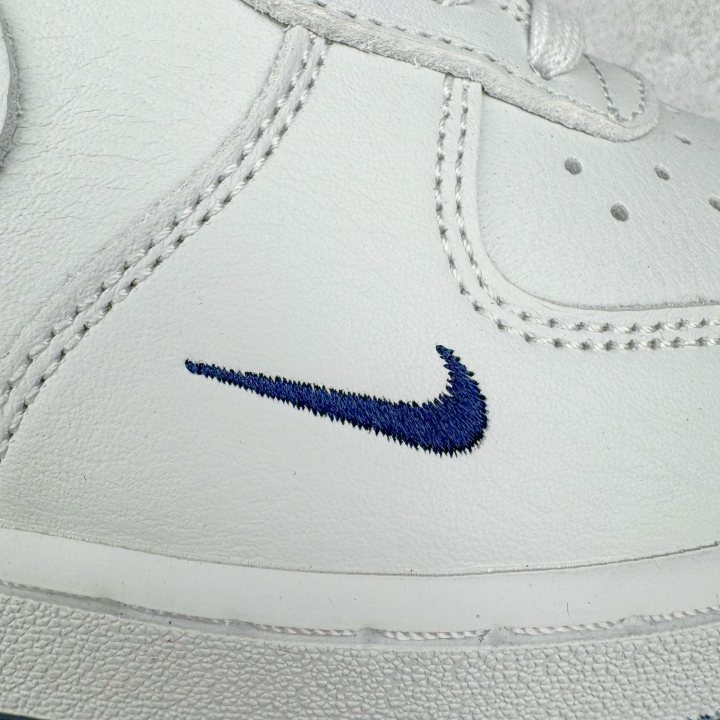 图片[21]-＃纯原 NK Air Force 1 Low \’07 空军一号低帮经典板鞋 白蓝 HM9483-001 大厂出品 同步官方全新版本 不规则波浪大底咬花 全鞋电脑针车 工整有序 视觉效果满分 原厂拉帮手法 标准四线 密度针距针孔大小控制到位 原装反口里网布海绵 正确卡色网眼大小 新版鞋撑改用纸团代替 原厂港宝加持完美还原灵魂版型 原盒原配从里到外百分百还原 原厂全头层原厂皮料 原标原盒 内置Sole气垫 中底白色背胶 中底划线 已经无限的接近公司 原厂楦头 原厂刺绣 后跟弧度修正 独家私模 尺码：35.5 36 36.5 37.5 38 38.5 39 40 40.5 41 42 42.5 43 44 44.5 45 46-选品中心