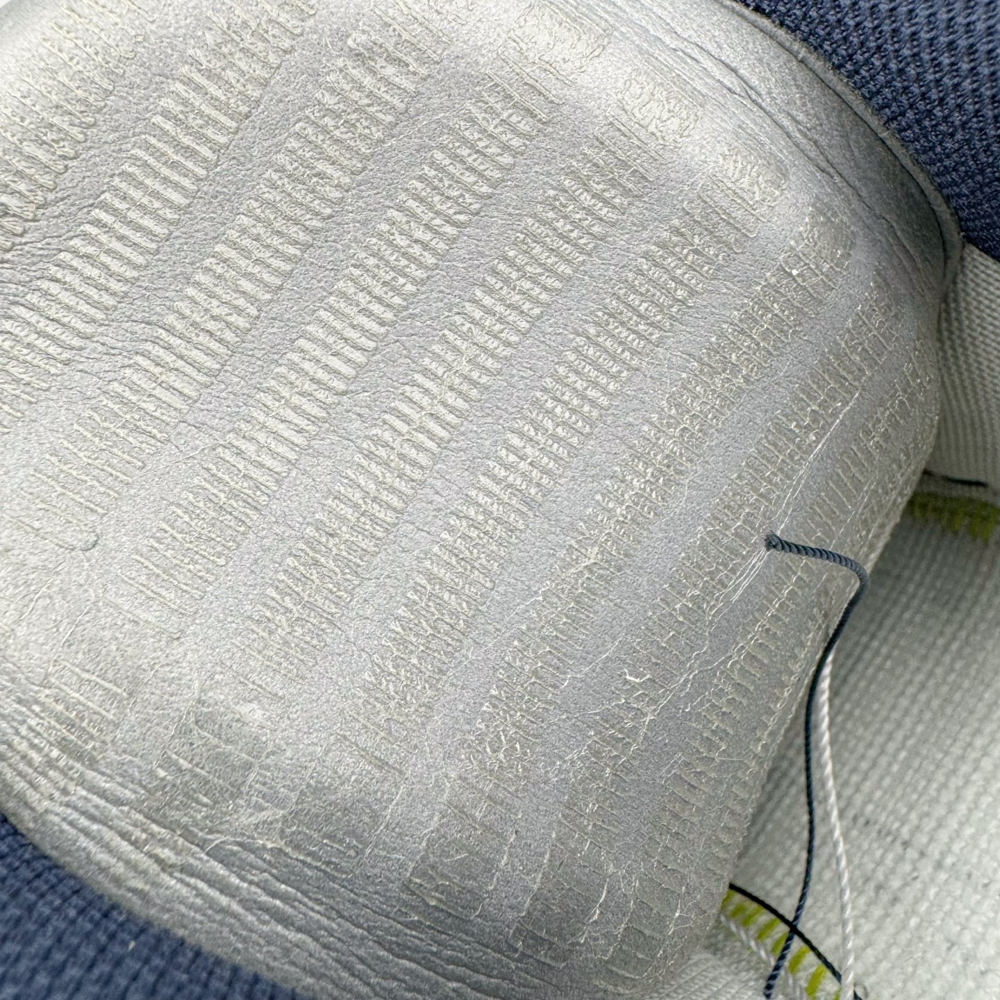 图片[12]-＃纯原 NK Air Force 1 Low \’07 空军一号低帮经典板鞋 白蓝 HM9483-001 大厂出品 同步官方全新版本 不规则波浪大底咬花 全鞋电脑针车 工整有序 视觉效果满分 原厂拉帮手法 标准四线 密度针距针孔大小控制到位 原装反口里网布海绵 正确卡色网眼大小 新版鞋撑改用纸团代替 原厂港宝加持完美还原灵魂版型 原盒原配从里到外百分百还原 原厂全头层原厂皮料 原标原盒 内置Sole气垫 中底白色背胶 中底划线 已经无限的接近公司 原厂楦头 原厂刺绣 后跟弧度修正 独家私模 尺码：35.5 36 36.5 37.5 38 38.5 39 40 40.5 41 42 42.5 43 44 44.5 45 46-选品中心