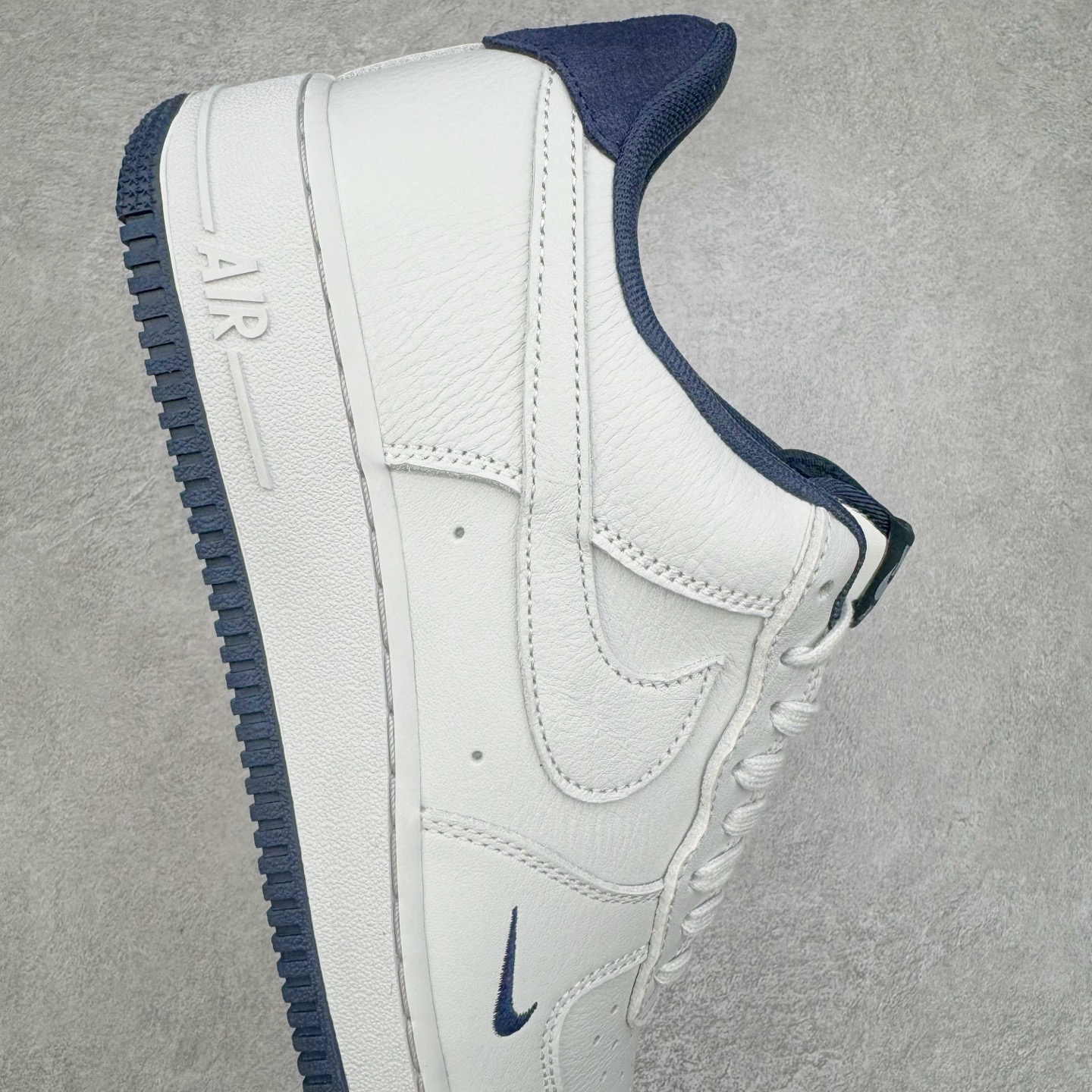 图片[6]-＃纯原 NK Air Force 1 Low \’07 空军一号低帮经典板鞋 白蓝 HM9483-001 大厂出品 同步官方全新版本 不规则波浪大底咬花 全鞋电脑针车 工整有序 视觉效果满分 原厂拉帮手法 标准四线 密度针距针孔大小控制到位 原装反口里网布海绵 正确卡色网眼大小 新版鞋撑改用纸团代替 原厂港宝加持完美还原灵魂版型 原盒原配从里到外百分百还原 原厂全头层原厂皮料 原标原盒 内置Sole气垫 中底白色背胶 中底划线 已经无限的接近公司 原厂楦头 原厂刺绣 后跟弧度修正 独家私模 尺码：35.5 36 36.5 37.5 38 38.5 39 40 40.5 41 42 42.5 43 44 44.5 45 46-选品中心