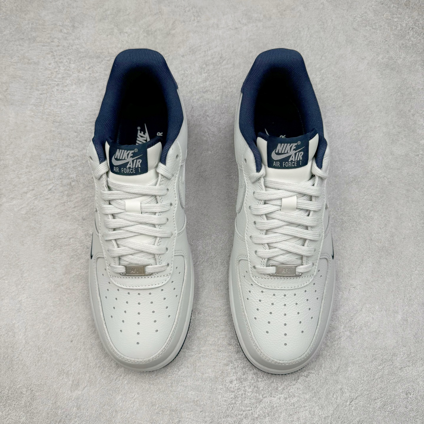 图片[2]-＃纯原 NK Air Force 1 Low \’07 空军一号低帮经典板鞋 白蓝 HM9483-001 大厂出品 同步官方全新版本 不规则波浪大底咬花 全鞋电脑针车 工整有序 视觉效果满分 原厂拉帮手法 标准四线 密度针距针孔大小控制到位 原装反口里网布海绵 正确卡色网眼大小 新版鞋撑改用纸团代替 原厂港宝加持完美还原灵魂版型 原盒原配从里到外百分百还原 原厂全头层原厂皮料 原标原盒 内置Sole气垫 中底白色背胶 中底划线 已经无限的接近公司 原厂楦头 原厂刺绣 后跟弧度修正 独家私模 尺码：35.5 36 36.5 37.5 38 38.5 39 40 40.5 41 42 42.5 43 44 44.5 45 46-选品中心