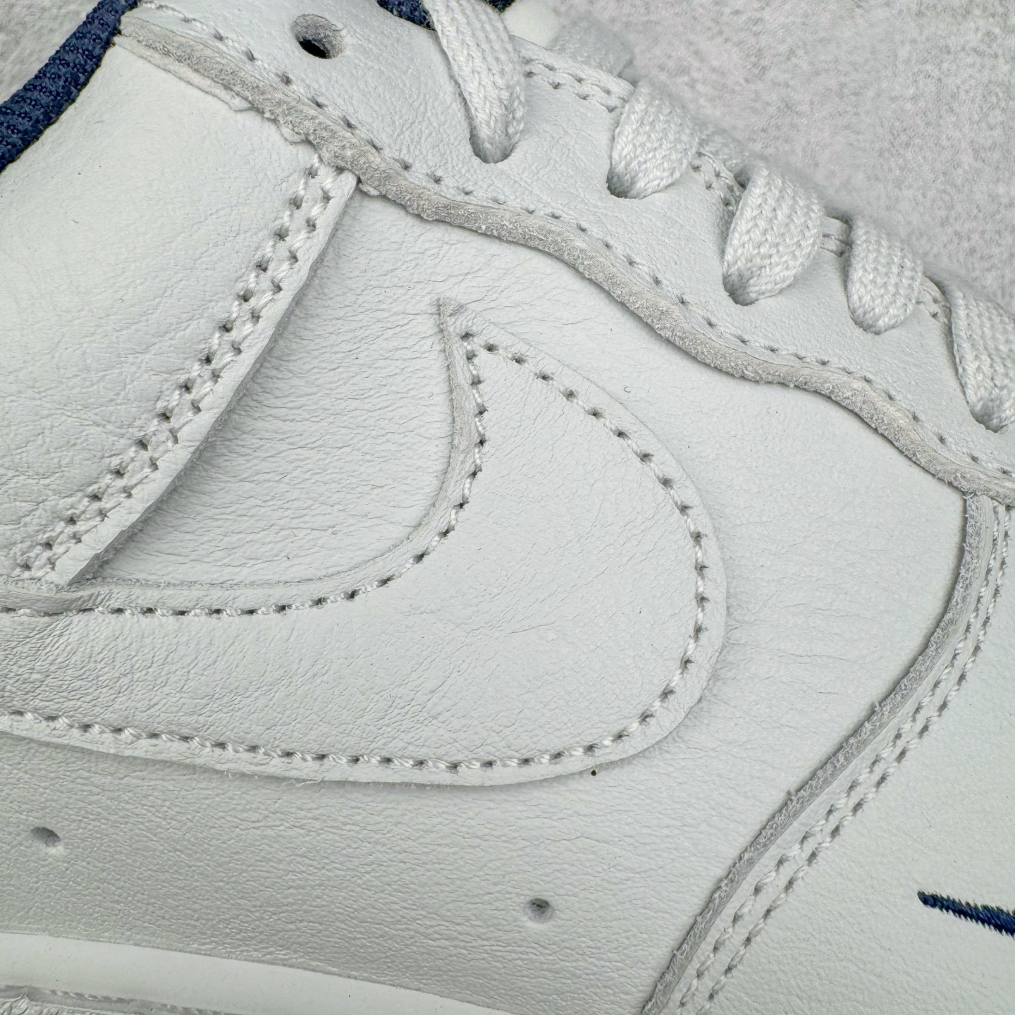 图片[20]-＃纯原 NK Air Force 1 Low \’07 空军一号低帮经典板鞋 白蓝 HM9483-001 大厂出品 同步官方全新版本 不规则波浪大底咬花 全鞋电脑针车 工整有序 视觉效果满分 原厂拉帮手法 标准四线 密度针距针孔大小控制到位 原装反口里网布海绵 正确卡色网眼大小 新版鞋撑改用纸团代替 原厂港宝加持完美还原灵魂版型 原盒原配从里到外百分百还原 原厂全头层原厂皮料 原标原盒 内置Sole气垫 中底白色背胶 中底划线 已经无限的接近公司 原厂楦头 原厂刺绣 后跟弧度修正 独家私模 尺码：35.5 36 36.5 37.5 38 38.5 39 40 40.5 41 42 42.5 43 44 44.5 45 46-选品中心