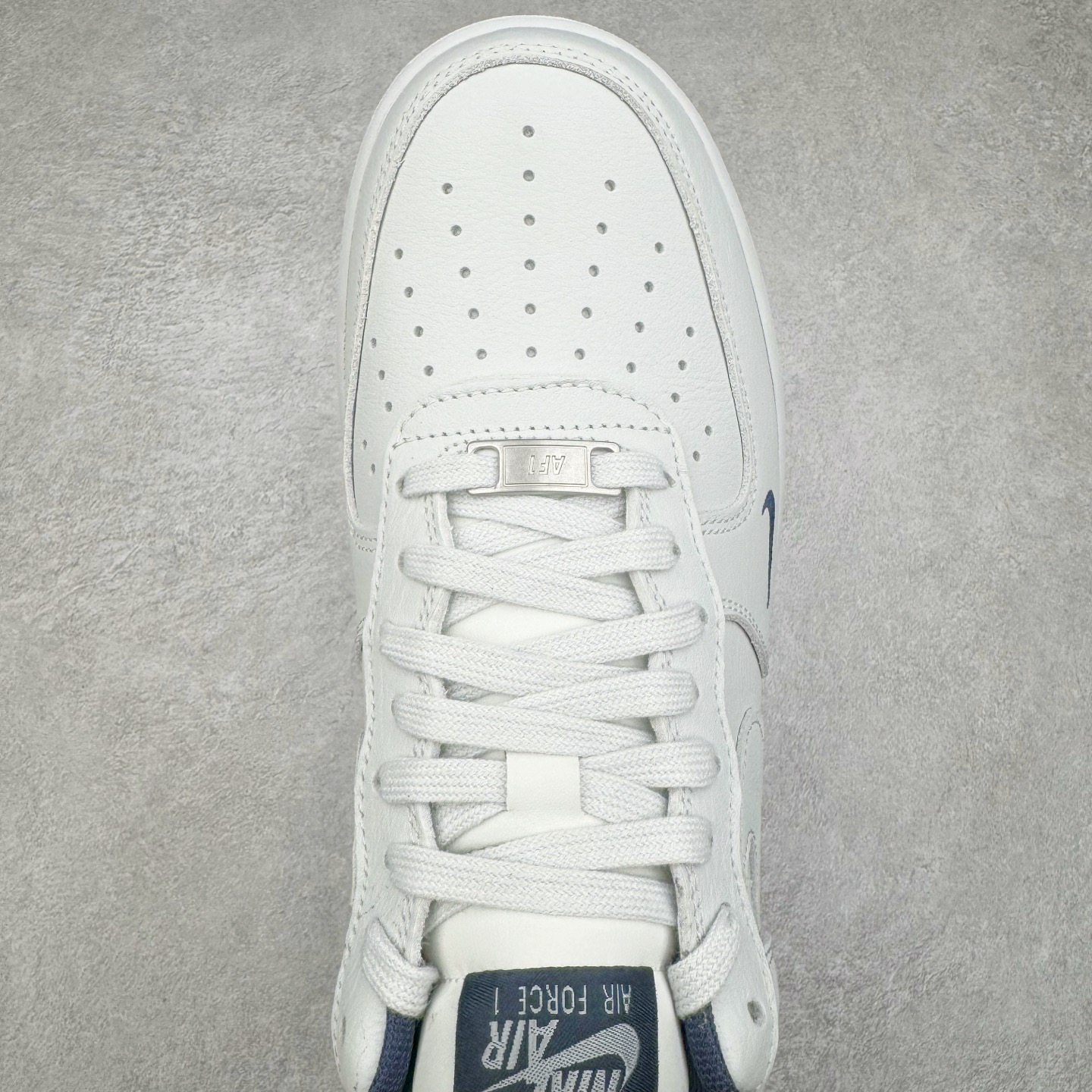 图片[4]-＃纯原 NK Air Force 1 Low \’07 空军一号低帮经典板鞋 白蓝 HM9483-001 大厂出品 同步官方全新版本 不规则波浪大底咬花 全鞋电脑针车 工整有序 视觉效果满分 原厂拉帮手法 标准四线 密度针距针孔大小控制到位 原装反口里网布海绵 正确卡色网眼大小 新版鞋撑改用纸团代替 原厂港宝加持完美还原灵魂版型 原盒原配从里到外百分百还原 原厂全头层原厂皮料 原标原盒 内置Sole气垫 中底白色背胶 中底划线 已经无限的接近公司 原厂楦头 原厂刺绣 后跟弧度修正 独家私模 尺码：35.5 36 36.5 37.5 38 38.5 39 40 40.5 41 42 42.5 43 44 44.5 45 46-选品中心