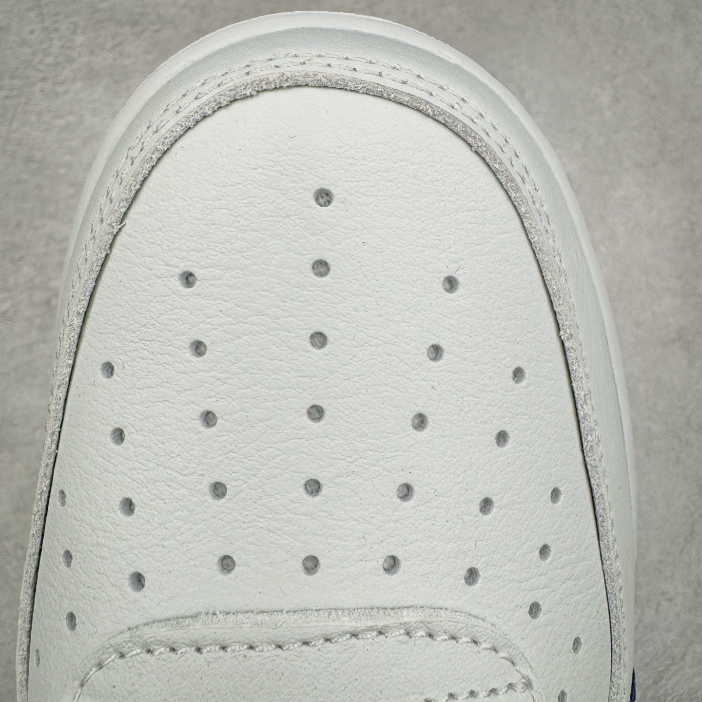 图片[16]-＃纯原 NK Air Force 1 Low \’07 空军一号低帮经典板鞋 白蓝 HM9483-001 大厂出品 同步官方全新版本 不规则波浪大底咬花 全鞋电脑针车 工整有序 视觉效果满分 原厂拉帮手法 标准四线 密度针距针孔大小控制到位 原装反口里网布海绵 正确卡色网眼大小 新版鞋撑改用纸团代替 原厂港宝加持完美还原灵魂版型 原盒原配从里到外百分百还原 原厂全头层原厂皮料 原标原盒 内置Sole气垫 中底白色背胶 中底划线 已经无限的接近公司 原厂楦头 原厂刺绣 后跟弧度修正 独家私模 尺码：35.5 36 36.5 37.5 38 38.5 39 40 40.5 41 42 42.5 43 44 44.5 45 46-选品中心