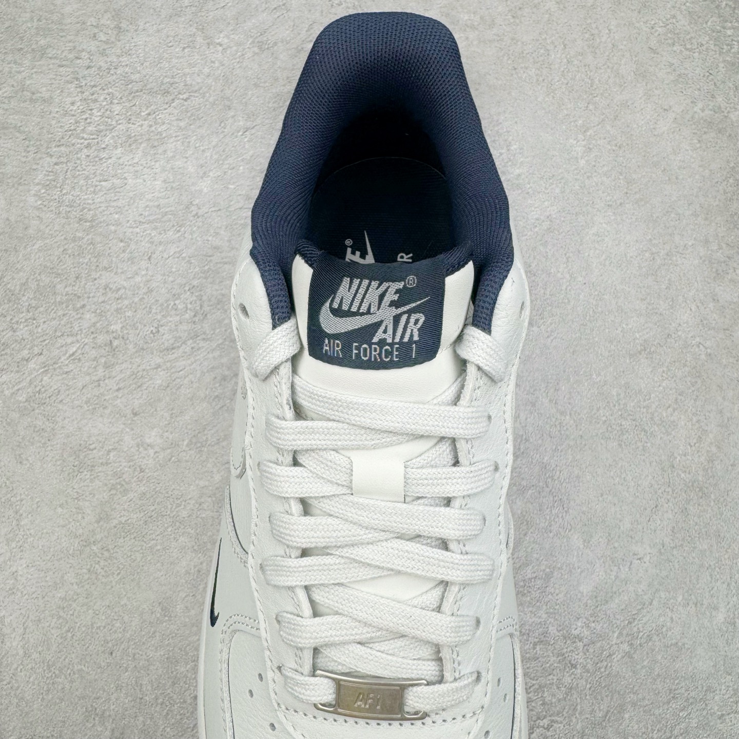 图片[5]-＃纯原 NK Air Force 1 Low \’07 空军一号低帮经典板鞋 白蓝 HM9483-001 大厂出品 同步官方全新版本 不规则波浪大底咬花 全鞋电脑针车 工整有序 视觉效果满分 原厂拉帮手法 标准四线 密度针距针孔大小控制到位 原装反口里网布海绵 正确卡色网眼大小 新版鞋撑改用纸团代替 原厂港宝加持完美还原灵魂版型 原盒原配从里到外百分百还原 原厂全头层原厂皮料 原标原盒 内置Sole气垫 中底白色背胶 中底划线 已经无限的接近公司 原厂楦头 原厂刺绣 后跟弧度修正 独家私模 尺码：35.5 36 36.5 37.5 38 38.5 39 40 40.5 41 42 42.5 43 44 44.5 45 46-选品中心