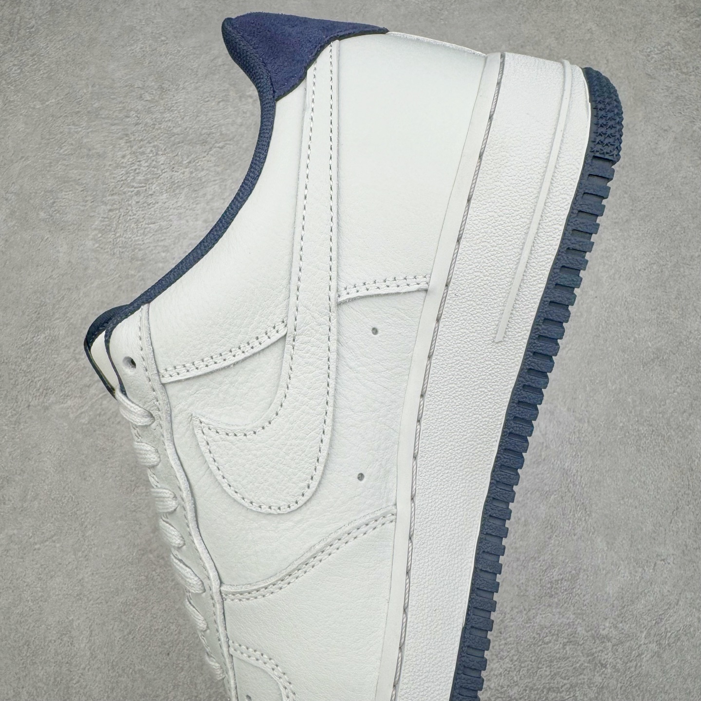 图片[7]-＃纯原 NK Air Force 1 Low \’07 空军一号低帮经典板鞋 白蓝 HM9483-001 大厂出品 同步官方全新版本 不规则波浪大底咬花 全鞋电脑针车 工整有序 视觉效果满分 原厂拉帮手法 标准四线 密度针距针孔大小控制到位 原装反口里网布海绵 正确卡色网眼大小 新版鞋撑改用纸团代替 原厂港宝加持完美还原灵魂版型 原盒原配从里到外百分百还原 原厂全头层原厂皮料 原标原盒 内置Sole气垫 中底白色背胶 中底划线 已经无限的接近公司 原厂楦头 原厂刺绣 后跟弧度修正 独家私模 尺码：35.5 36 36.5 37.5 38 38.5 39 40 40.5 41 42 42.5 43 44 44.5 45 46-选品中心