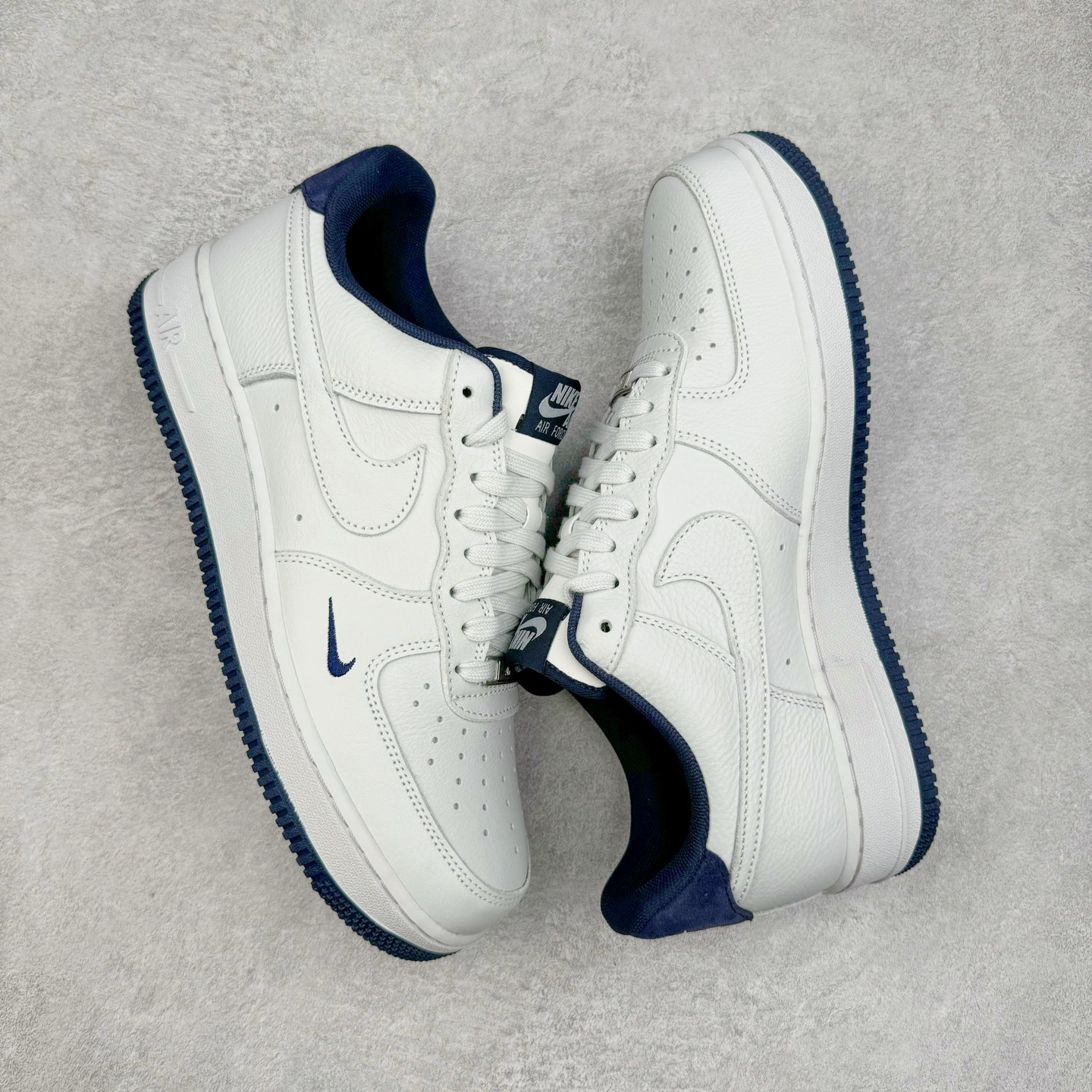图片[3]-＃纯原 NK Air Force 1 Low \’07 空军一号低帮经典板鞋 白蓝 HM9483-001 大厂出品 同步官方全新版本 不规则波浪大底咬花 全鞋电脑针车 工整有序 视觉效果满分 原厂拉帮手法 标准四线 密度针距针孔大小控制到位 原装反口里网布海绵 正确卡色网眼大小 新版鞋撑改用纸团代替 原厂港宝加持完美还原灵魂版型 原盒原配从里到外百分百还原 原厂全头层原厂皮料 原标原盒 内置Sole气垫 中底白色背胶 中底划线 已经无限的接近公司 原厂楦头 原厂刺绣 后跟弧度修正 独家私模 尺码：35.5 36 36.5 37.5 38 38.5 39 40 40.5 41 42 42.5 43 44 44.5 45 46-选品中心