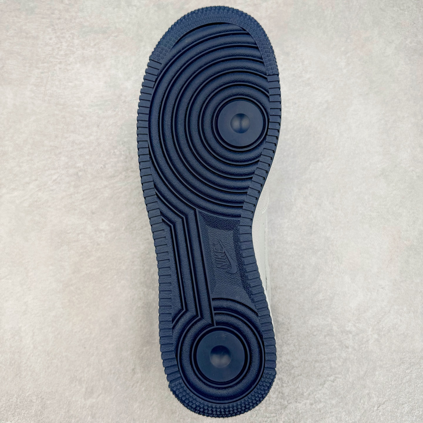 图片[9]-＃纯原 NK Air Force 1 Low \’07 空军一号低帮经典板鞋 白蓝 HM9483-001 大厂出品 同步官方全新版本 不规则波浪大底咬花 全鞋电脑针车 工整有序 视觉效果满分 原厂拉帮手法 标准四线 密度针距针孔大小控制到位 原装反口里网布海绵 正确卡色网眼大小 新版鞋撑改用纸团代替 原厂港宝加持完美还原灵魂版型 原盒原配从里到外百分百还原 原厂全头层原厂皮料 原标原盒 内置Sole气垫 中底白色背胶 中底划线 已经无限的接近公司 原厂楦头 原厂刺绣 后跟弧度修正 独家私模 尺码：35.5 36 36.5 37.5 38 38.5 39 40 40.5 41 42 42.5 43 44 44.5 45 46-选品中心