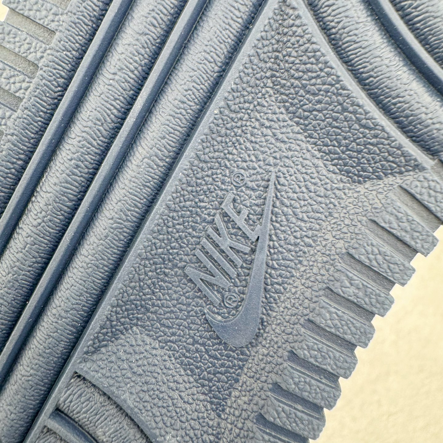 图片[10]-＃纯原 NK Air Force 1 Low \’07 空军一号低帮经典板鞋 白蓝 HM9483-001 大厂出品 同步官方全新版本 不规则波浪大底咬花 全鞋电脑针车 工整有序 视觉效果满分 原厂拉帮手法 标准四线 密度针距针孔大小控制到位 原装反口里网布海绵 正确卡色网眼大小 新版鞋撑改用纸团代替 原厂港宝加持完美还原灵魂版型 原盒原配从里到外百分百还原 原厂全头层原厂皮料 原标原盒 内置Sole气垫 中底白色背胶 中底划线 已经无限的接近公司 原厂楦头 原厂刺绣 后跟弧度修正 独家私模 尺码：35.5 36 36.5 37.5 38 38.5 39 40 40.5 41 42 42.5 43 44 44.5 45 46-选品中心