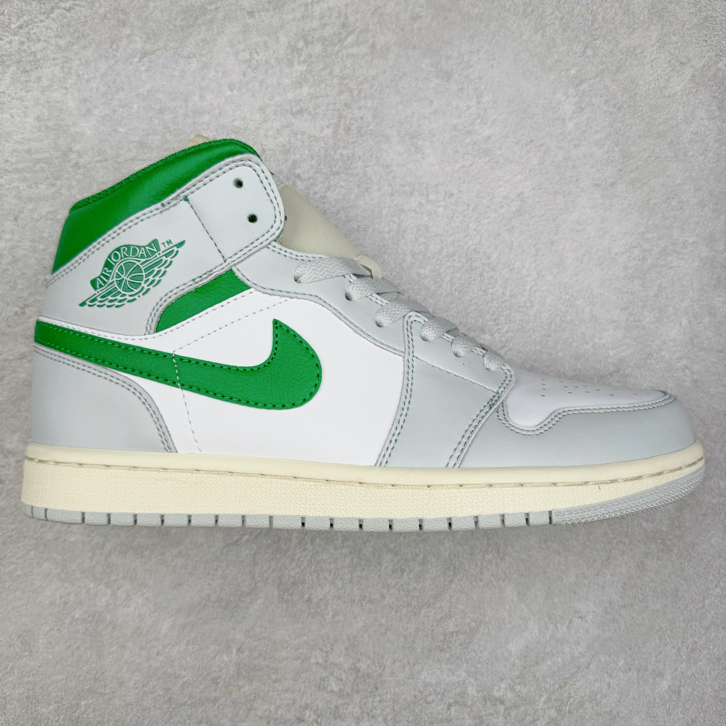 ＃K版 Air Jordan AJ1 Mid 中帮 灰白绿 DQ8423-142 原厂内置全掌气垫 A模大底 头层小牛皮 鞋舌AJ原厂专用牛津布+AJ专用反口珍珠布+原厂无杂质高弹内里海棉 特殊封边弹力鞋带 全网唯一头层牛皮 原鞋开模 拒绝公底 购置公司同步原材料 原汁原味 忠于原版‼️尺码：36 36.5 37.5 38 38.5 39 40 40.5 41 42 42.5 43 44 44.5 45 46 47.5-选品中心